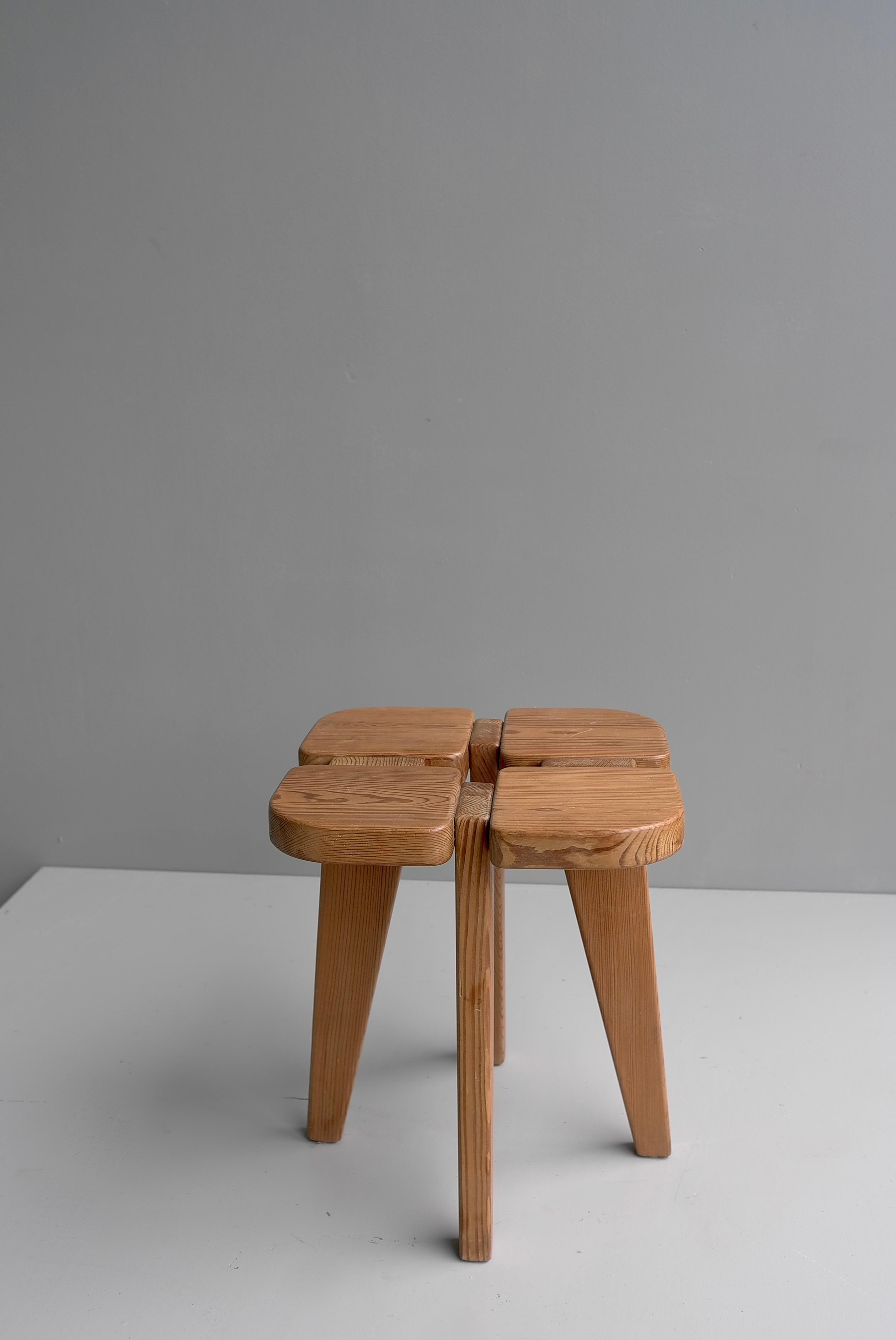 Rauni Peippo 'Apila' Pine Stool Manufactured by Stockmann Orno, Finland, 1960 In Good Condition In Den Haag, NL