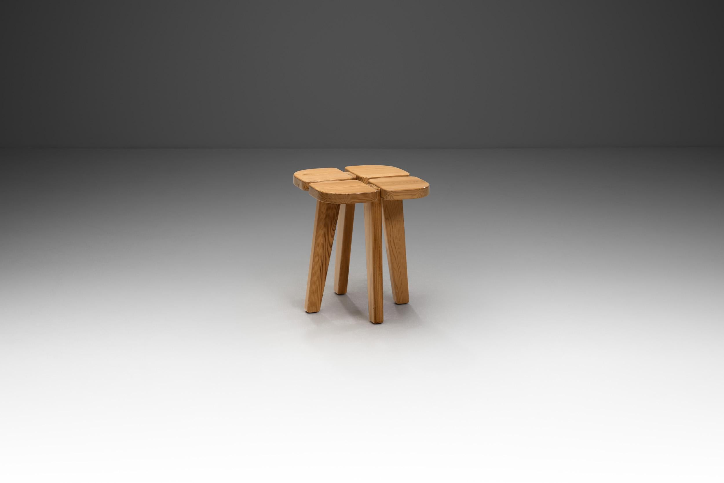 Dieser berühmte Kiefernholzhocker des finnischen Innenarchitekten Rauni Peippo ist das bekannteste Modell aus dem 