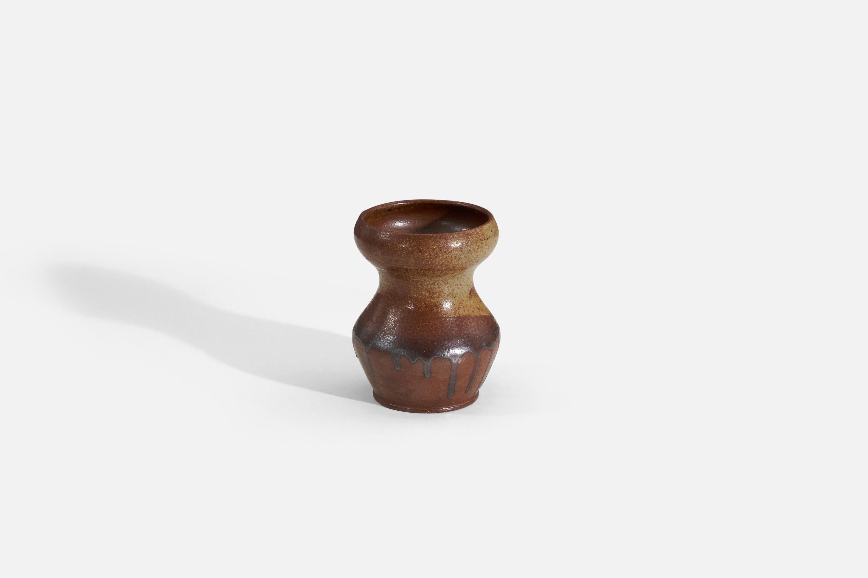 Un vase en grès organique émaillé brun/jaune produit par Raus Keramik, Suède, vers les années 1940.