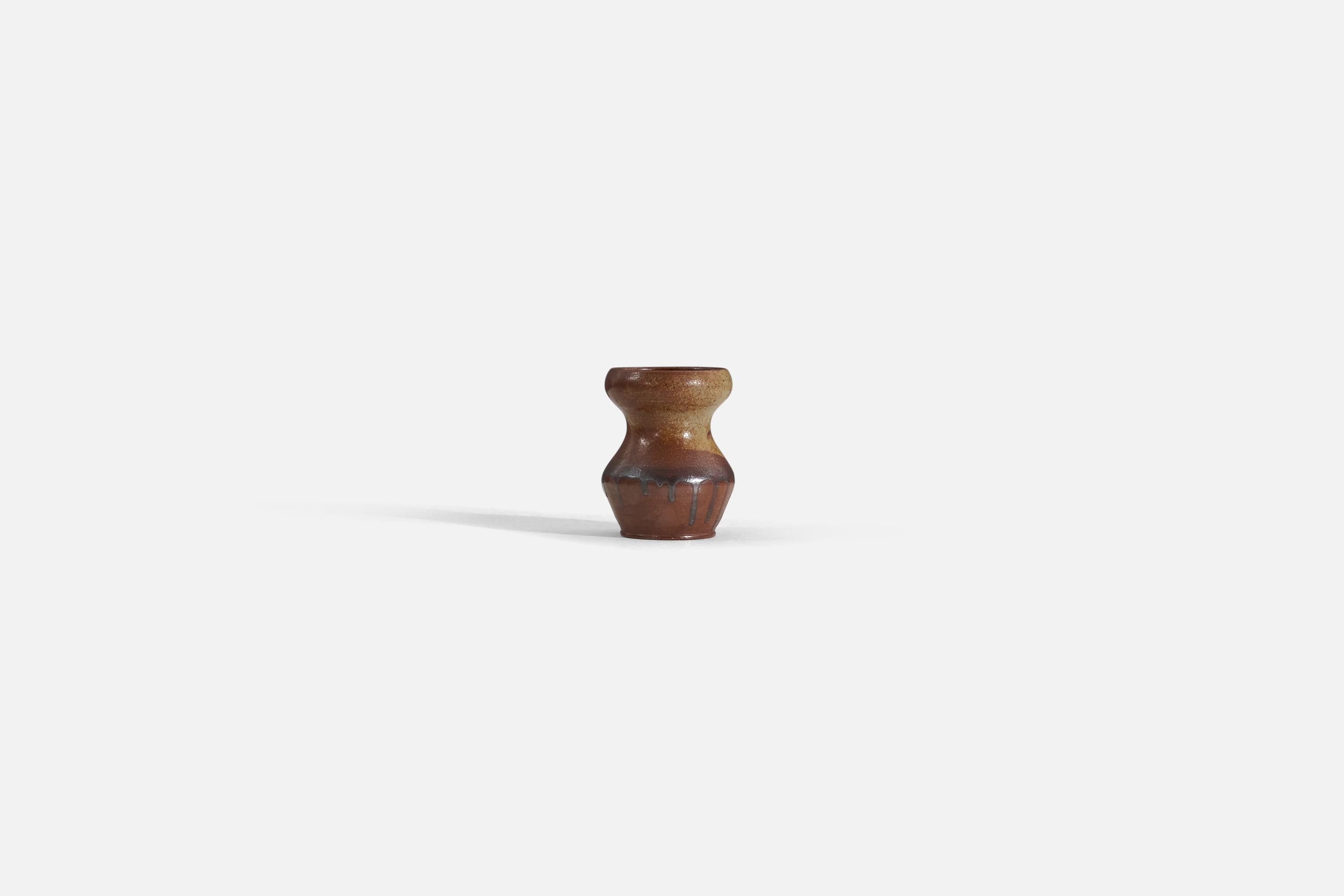 Milieu du XXe siècle Vase de forme libre Raus Keramik, grès émaillé, Suède, vers les années 1940 en vente