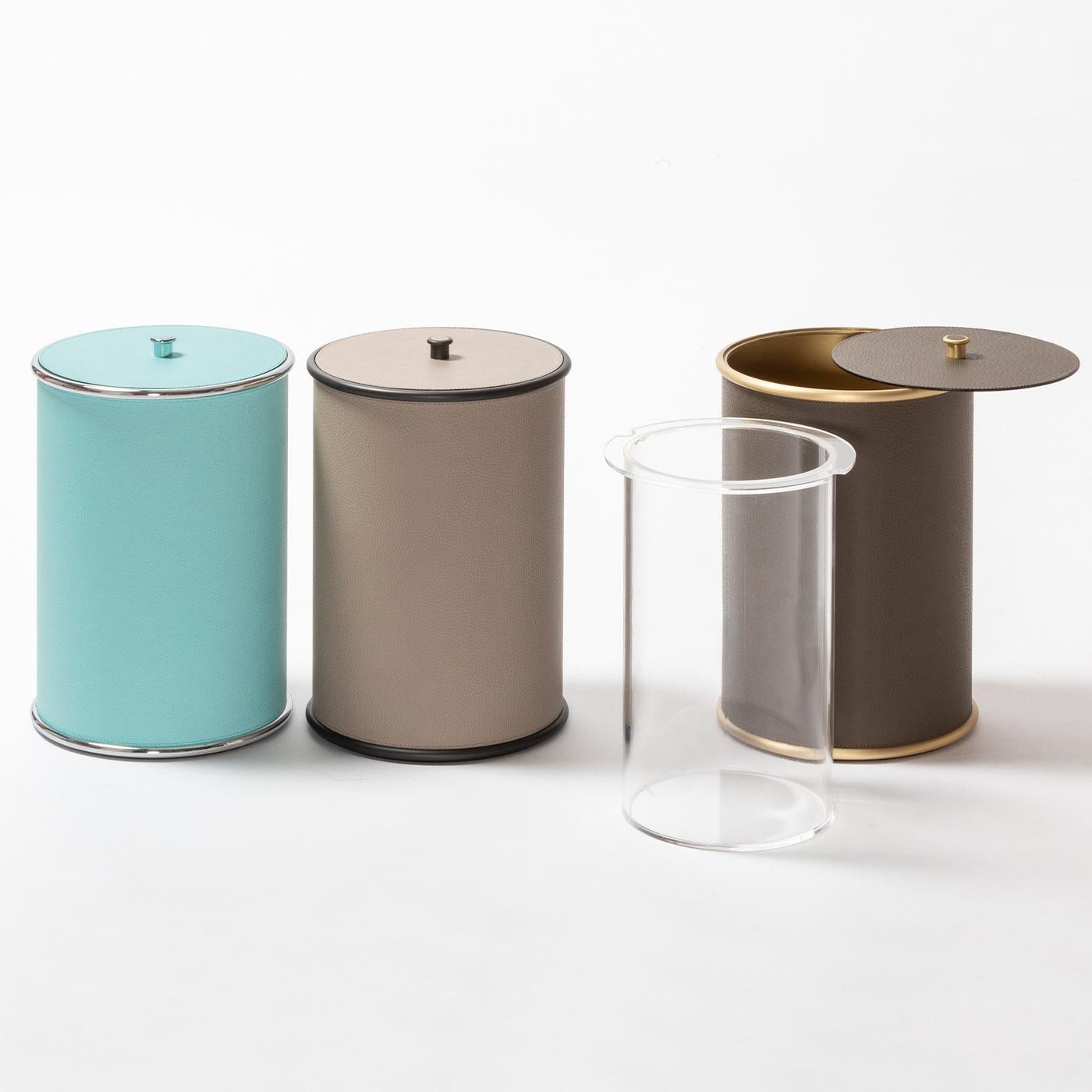 Collection'S è una collezione di bagni minimal, ideale per qualsiasi ambiente. I rigidi volumi cilindrici principali sono resi più morbidi dai lisci bordi decorativi arrotondati, mentre la migliore pelle italiana, con la sua texture vellutata, è
