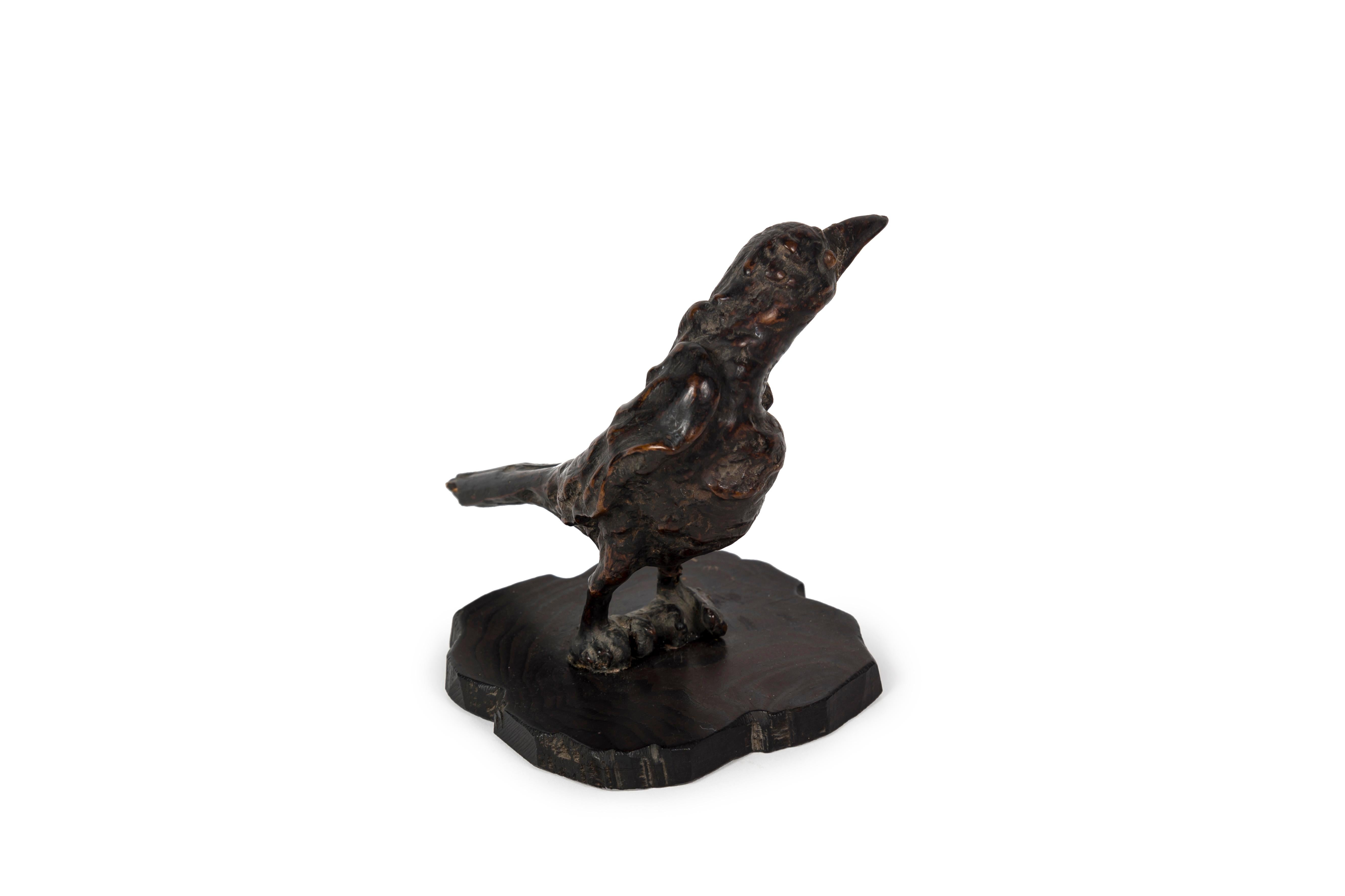 Japonais Sculpture okimono en buis de Corbeau en vente