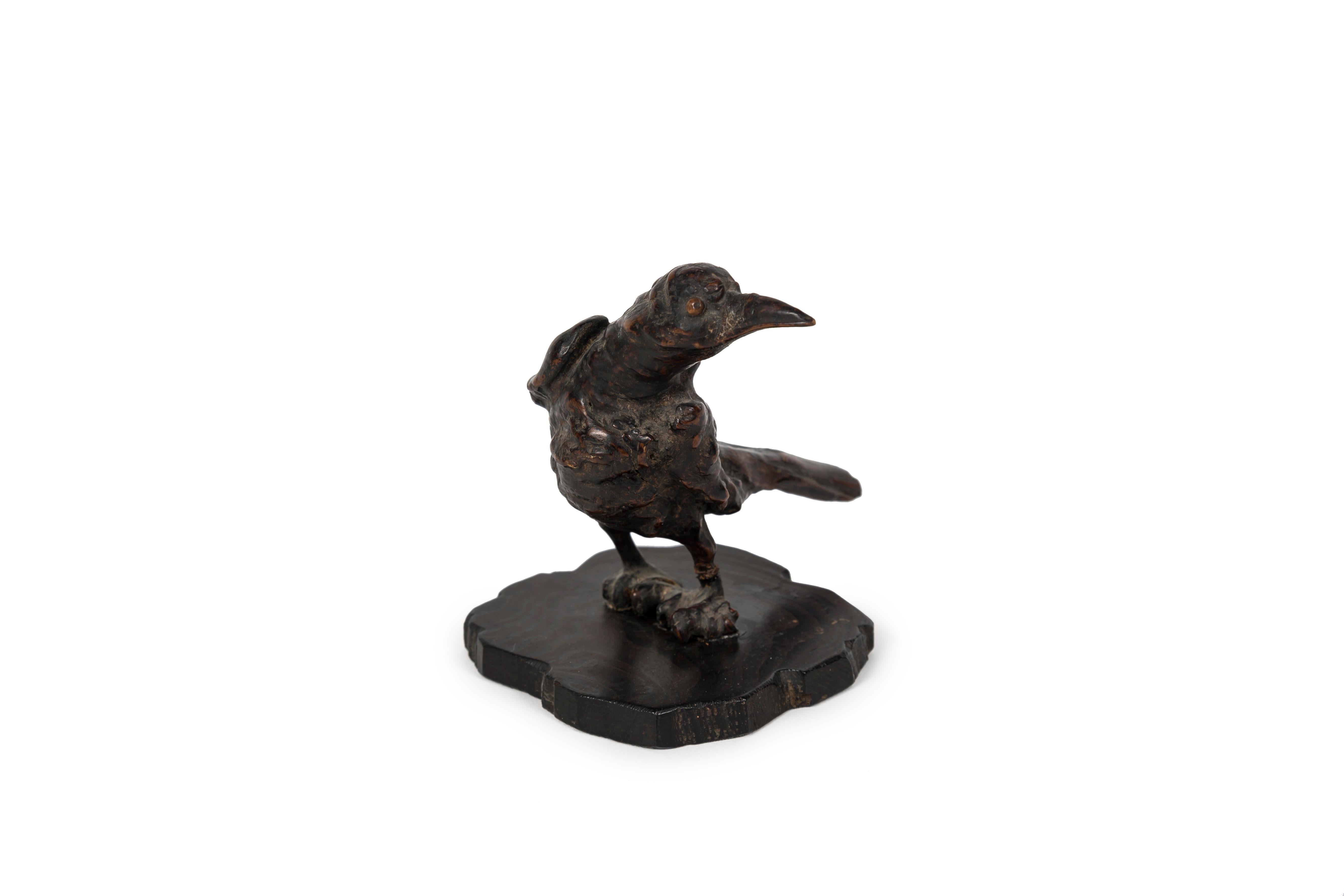 Sculpté Sculpture okimono en buis de Corbeau en vente