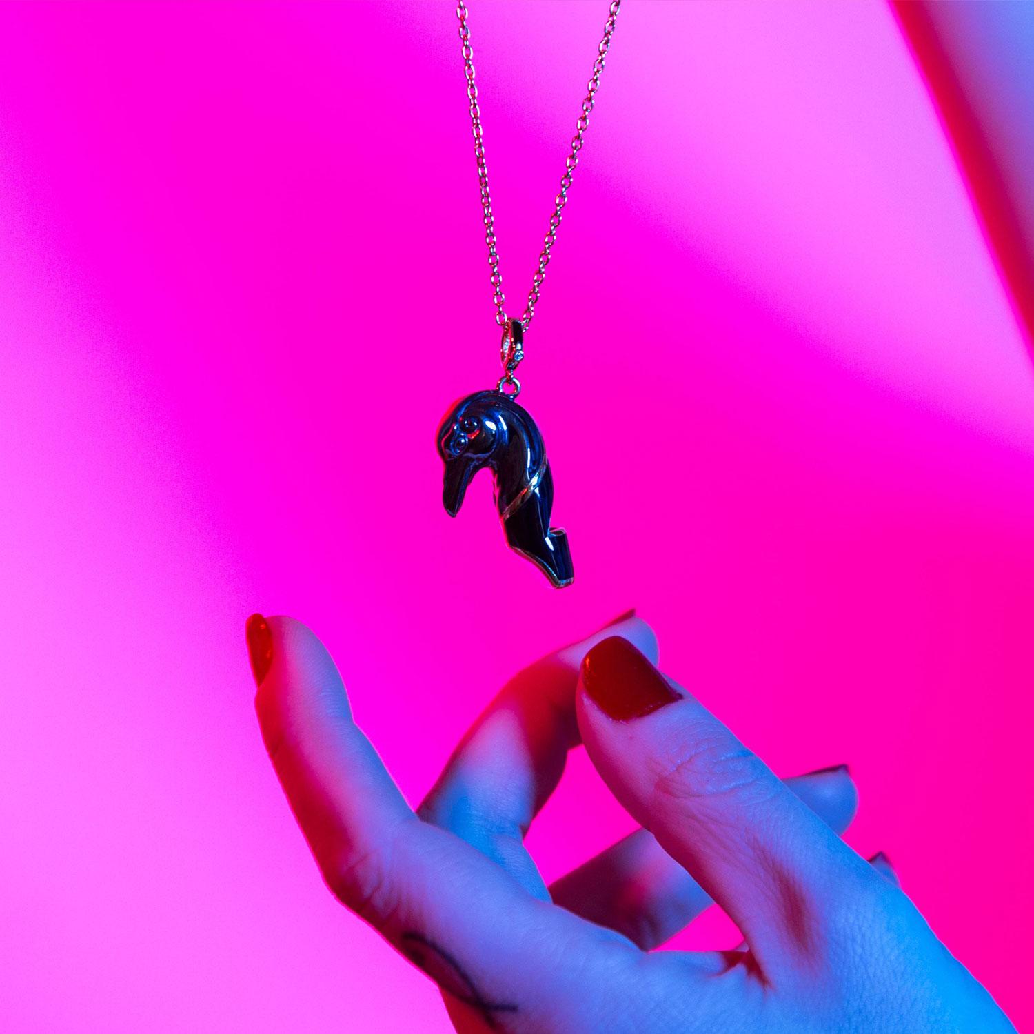 Naimah, collier pendentif Raven Whistle en émail noir Unisexe en vente