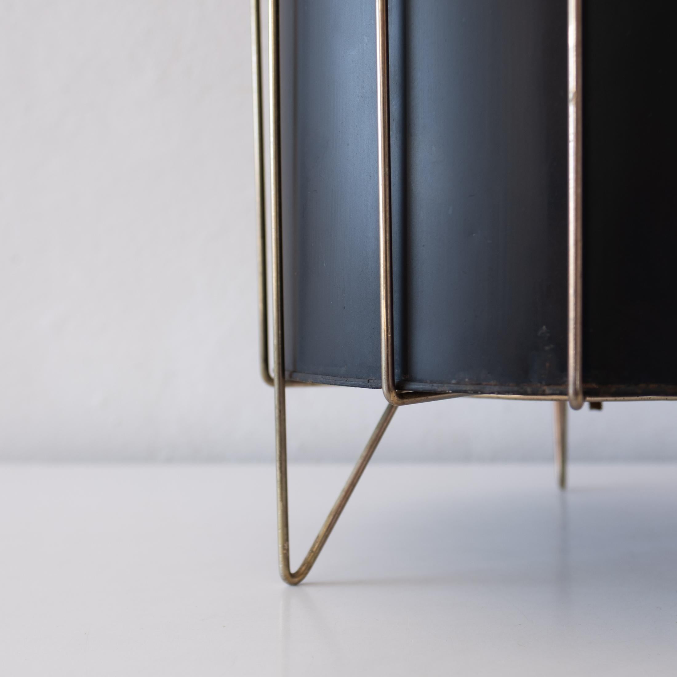 Raveneare Mid Century Brass Hairpin Waste Basket Trash Can In Good Condition In San Diego, CA