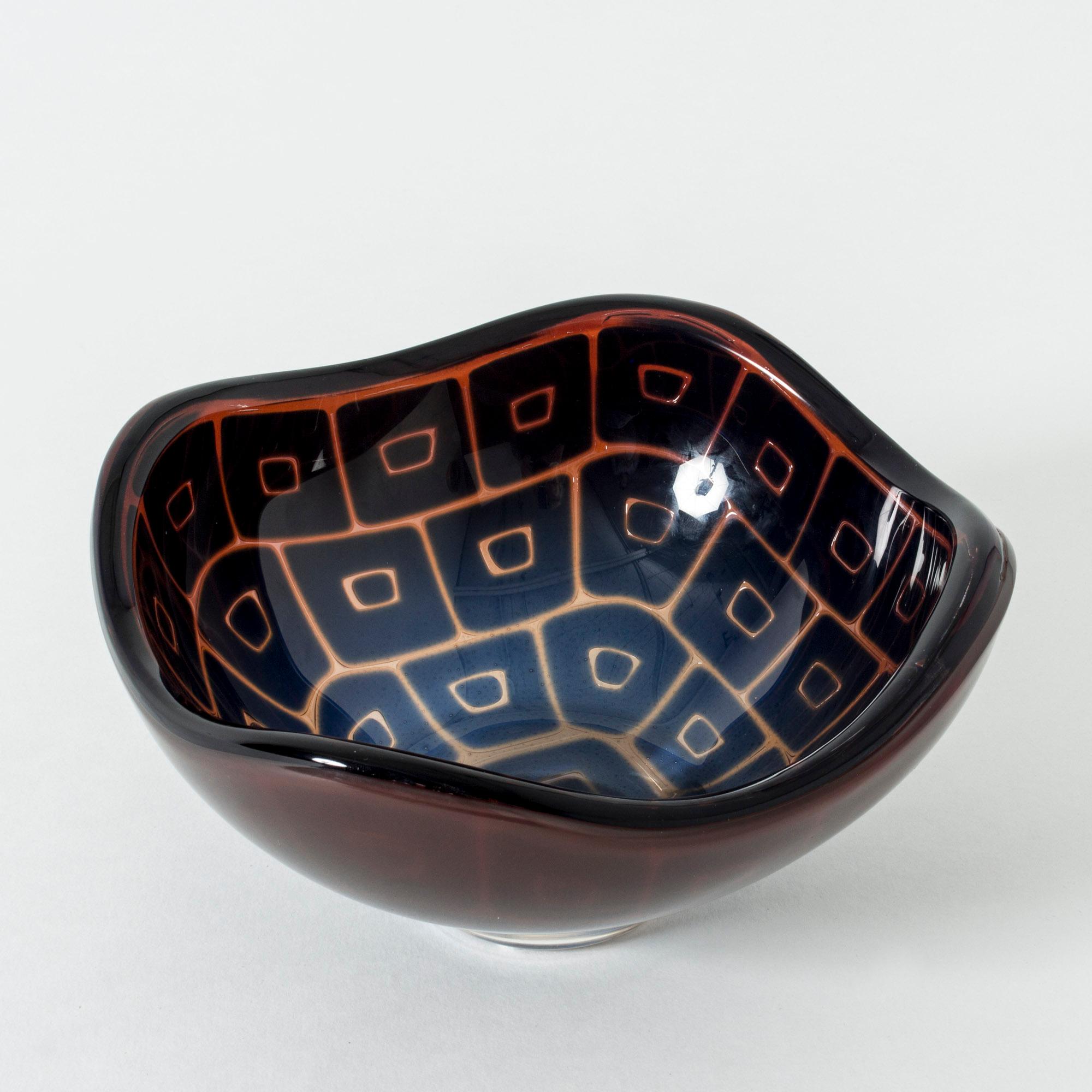 Striking “Ravenna” bowl by Sven Palmqvist, made in thick glass. Squarish, undulating edge with rounded corners, beautiful graphic pattern in blue with red tones. Designed in 1961.
 