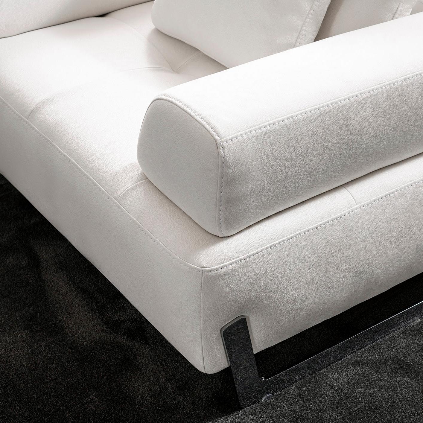 Wir stellen das verführerische Sofa Ravenna vor. Dieses moderne Sofa ist der Inbegriff von Luxus und Funktionalität. Das Sofa besteht aus einem luxuriösen Wildlederimitat auf verchromten Beinen und verfügt über eine verschiebbare Rückenlehne sowie