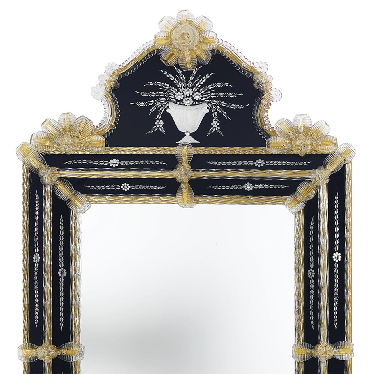 Espejo Ravenne con estructura trasera de madera maciza. Con la central
espejo de cristal. Con cresta y marco de cristal transparente, dorado 
vidrio de color y vidrio de color azul oscuro.