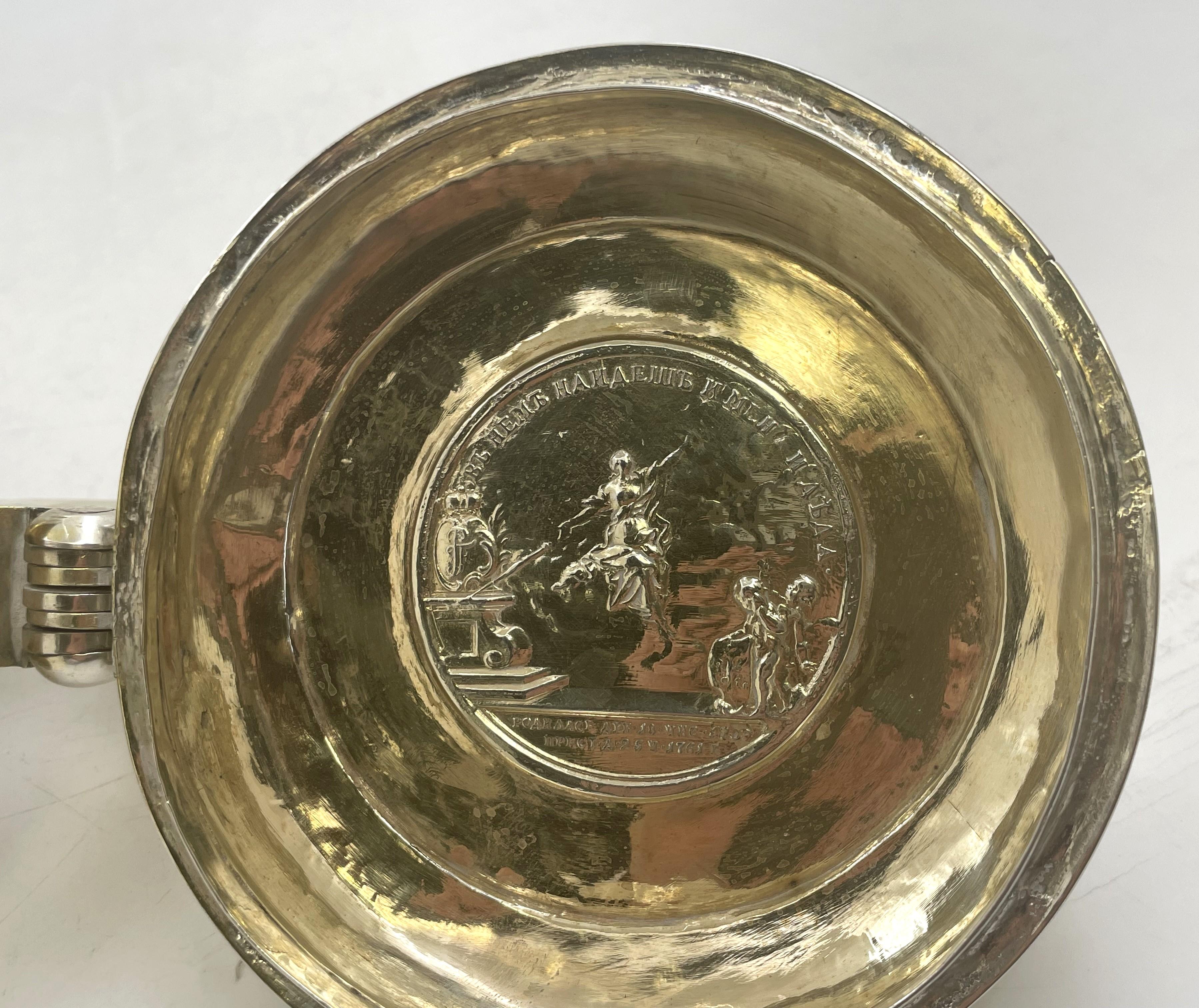 Boccale commemorativo in argento del XVIII secolo Ravich per l'imperatrice Elisabetta in vendita 1