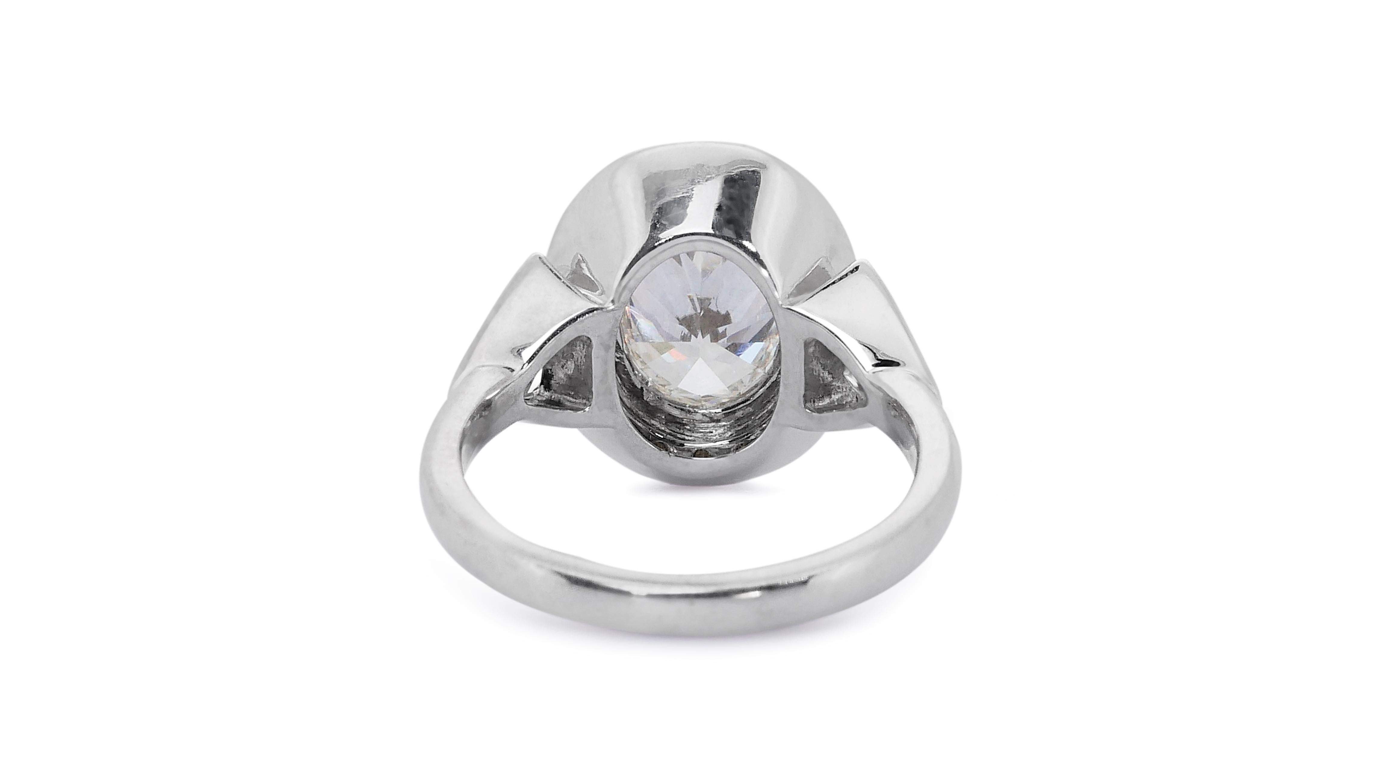 Ravishing 18k White Gold Oval Ring w/ 1.90ct Natural Diamonds IGI Certificate For Sale 3