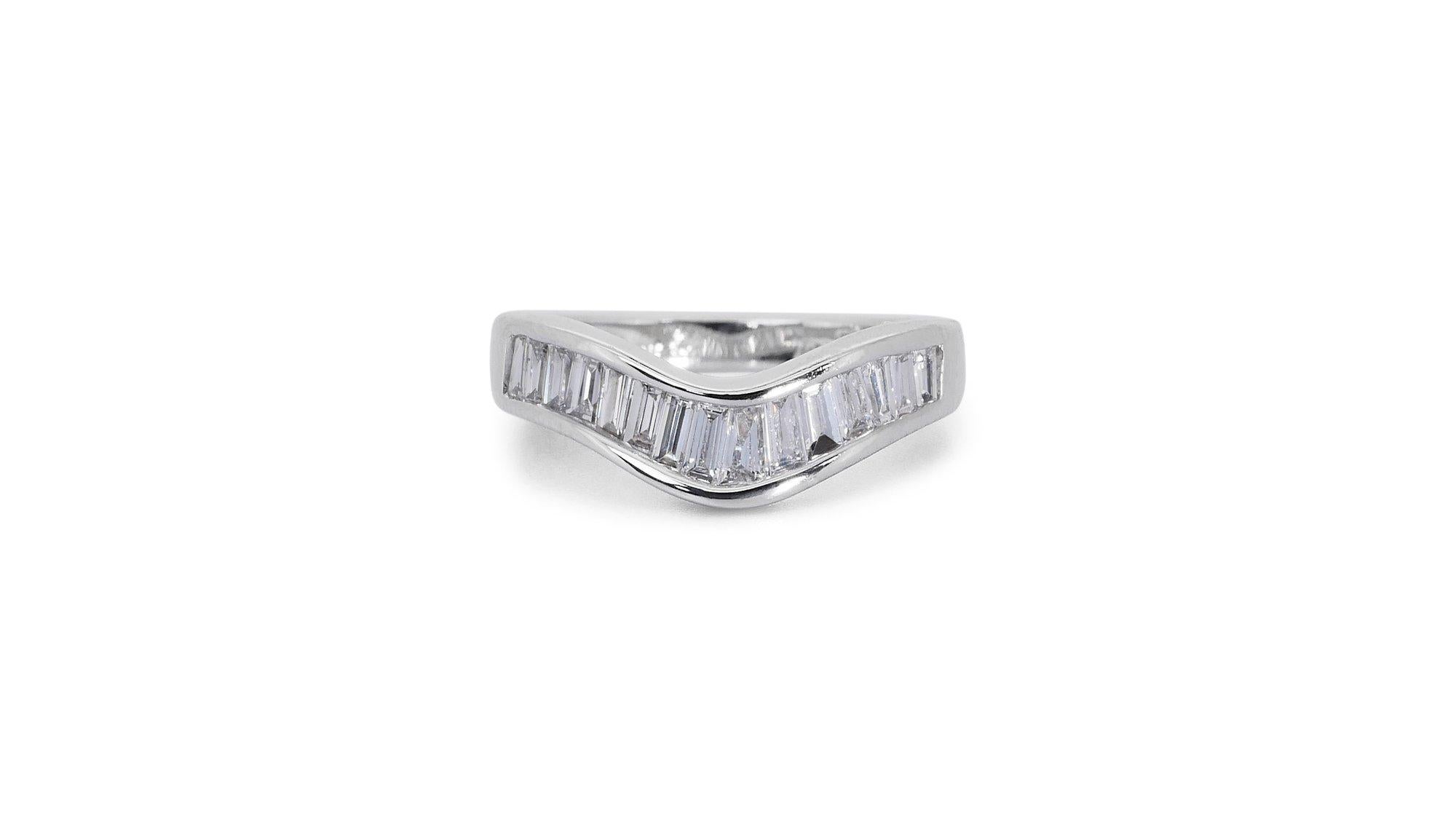 Ravishing 18k White Gold Pave Stack Ring w/ 1.2 ct Natural Diamonds IGI Cert In Excellent Condition For Sale In רמת גן, IL