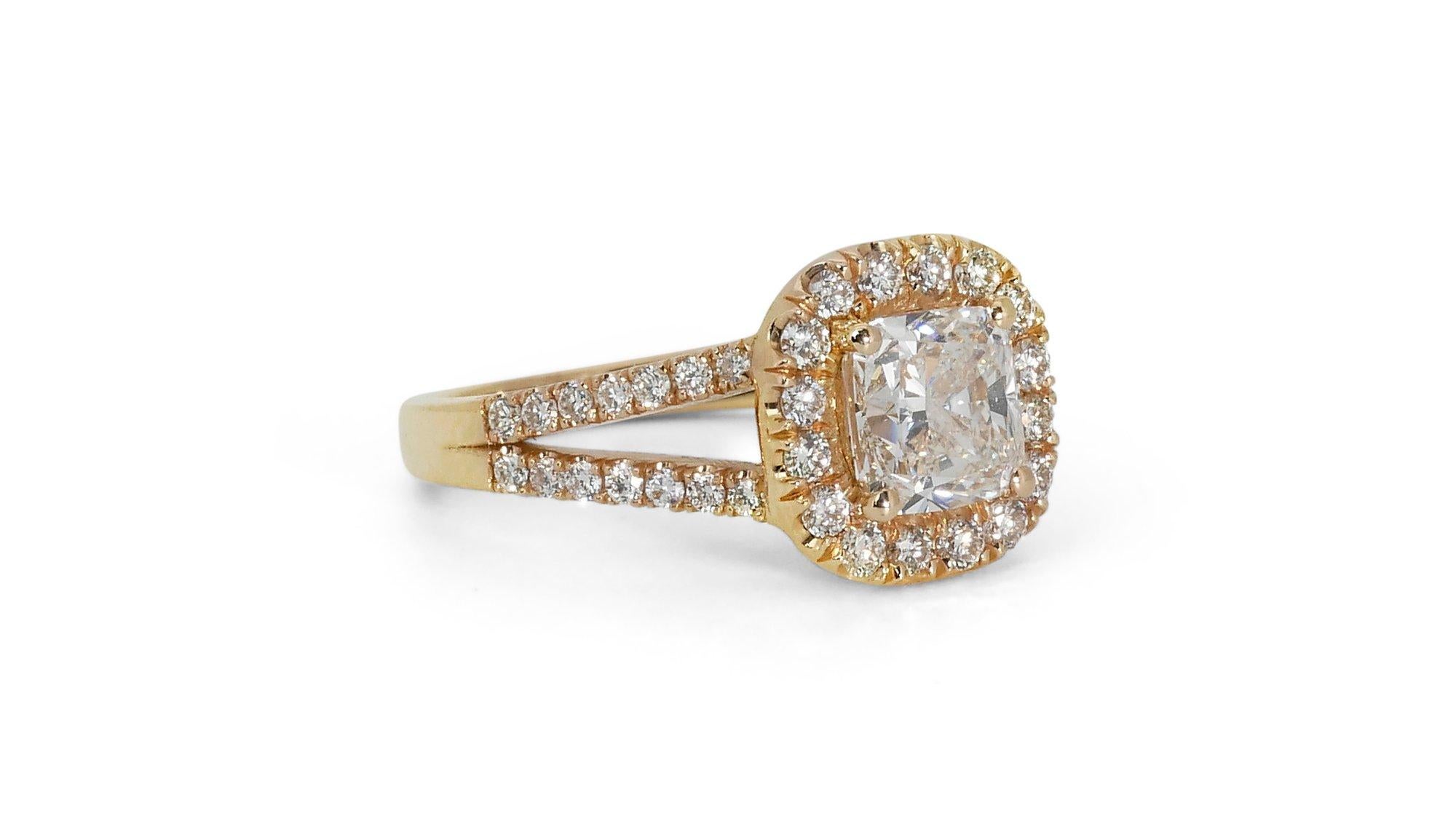 Ravishing 18k Yellow Gold Halo Ring w/ 2.05 ct Natural Diamonds IGI Cert In New Condition For Sale In רמת גן, IL
