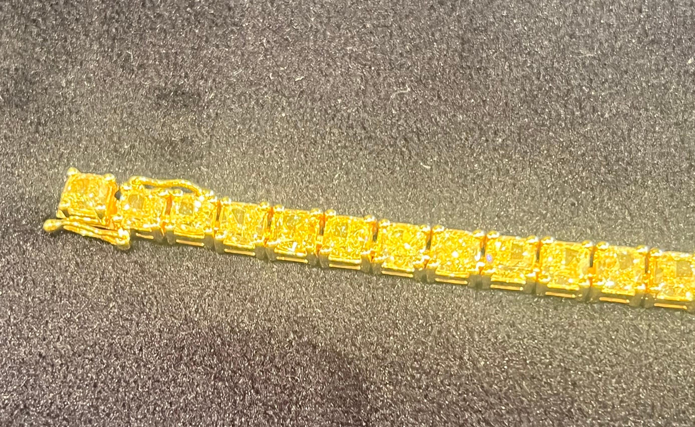 Ravishing 19.57 Carat Fancy Yellow Diamond 18k Yellow Gold Tennis Bracelet  In Excellent Condition In Tustin, CA