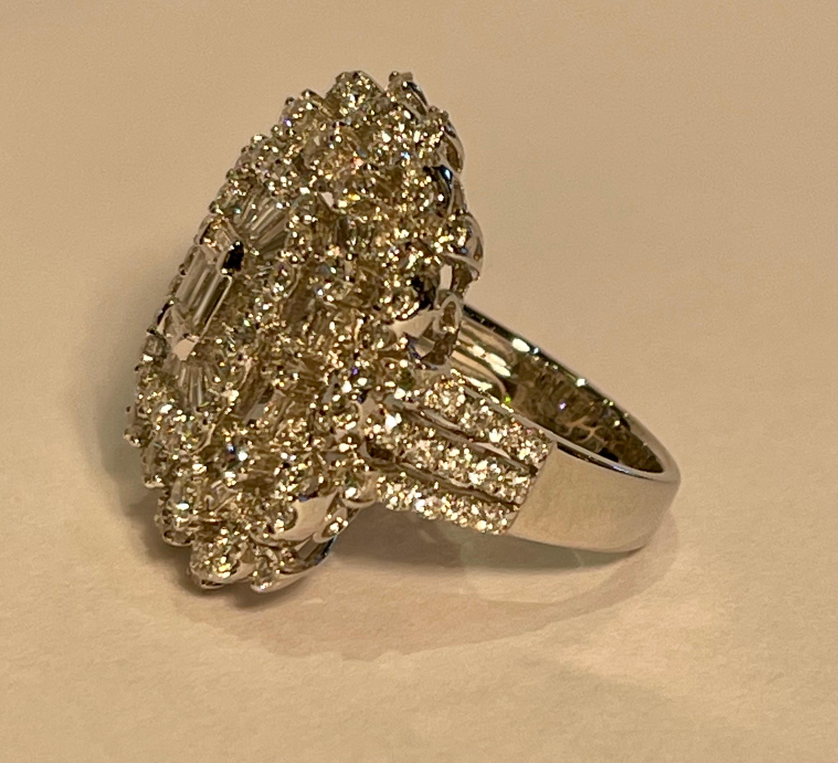 Ravishing 5.25 Carat Diamond Ballerina Center Scalloping Design 18k Gold Ring 2