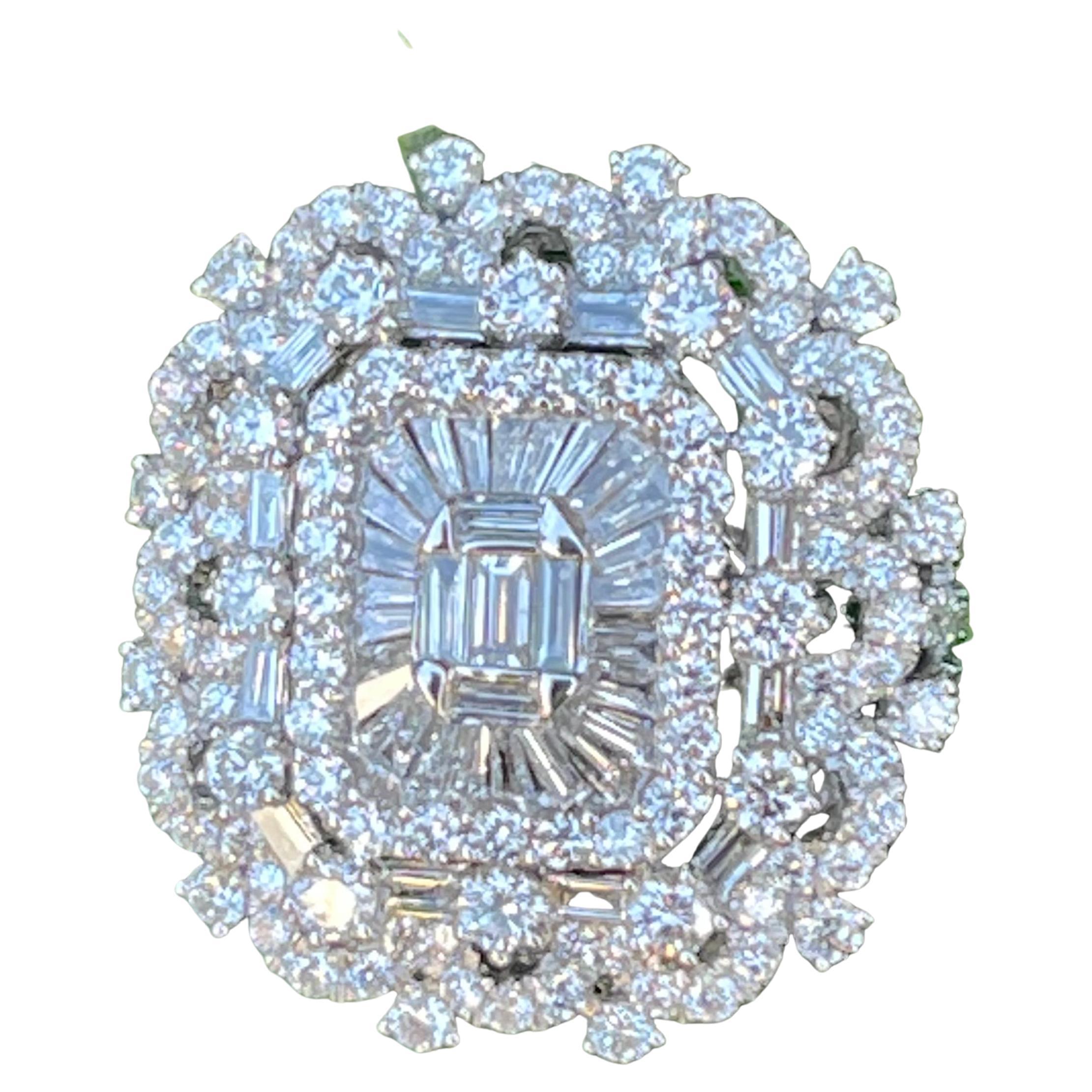 Ravishing 5.25 Carat Diamond Ballerina Center Scalloping Design 18k Gold Ring