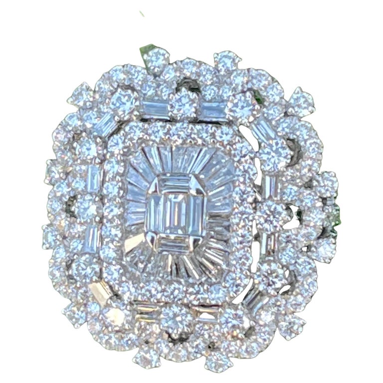 Ravishing 5.25 Carat Diamond Ballerina Center Scalloping Design 18k Gold Ring For Sale