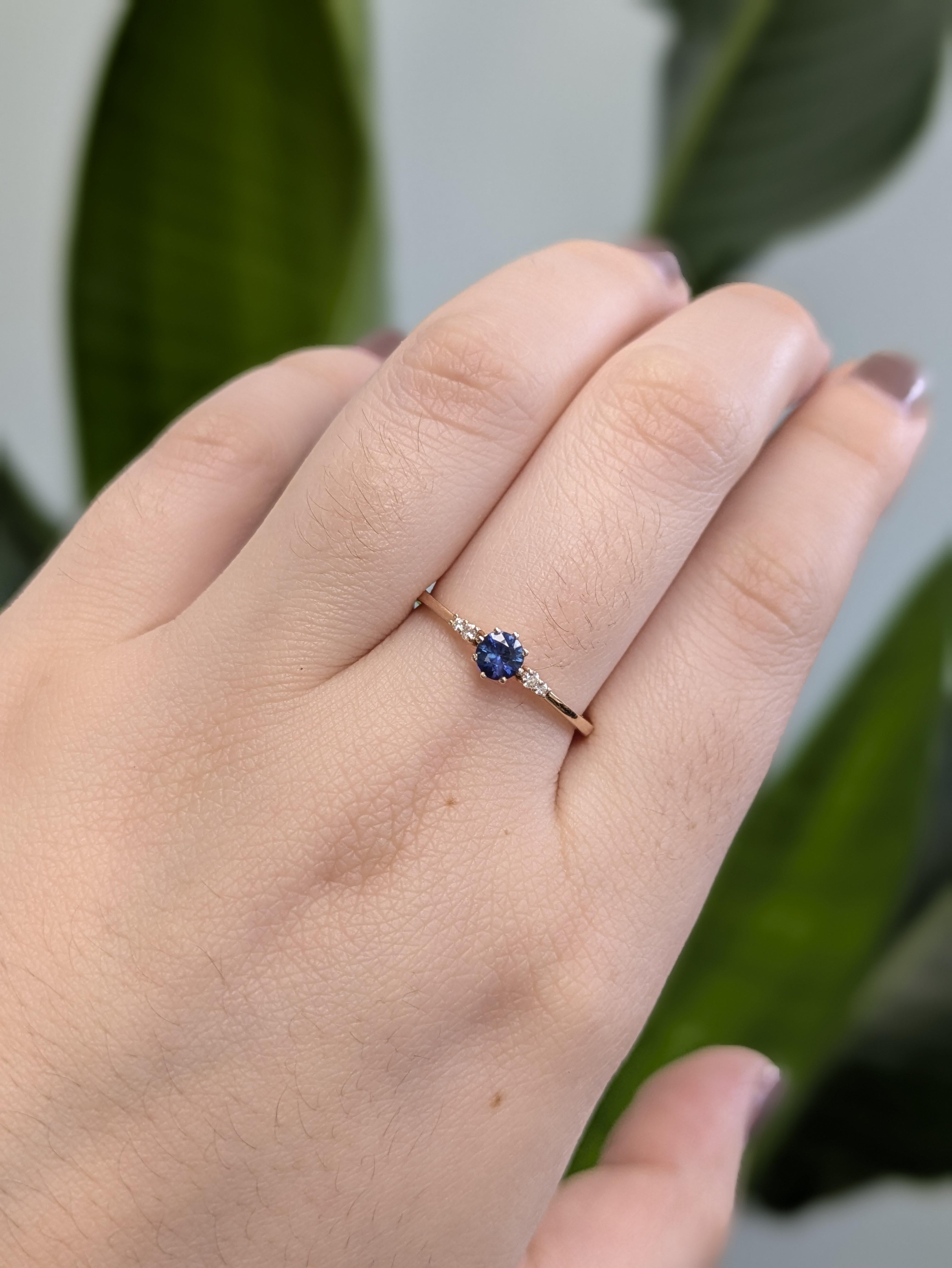 Cette élégante bague présente un saphir de Ceylan rond de 0,30ct, connu pour sa teinte bleue vive, serti dans de l'or 14k (1,27g). Quatre diamants étincelants (0,04cttw) accentuent le design, ajoutant une touche de brillance. Une pièce intemporelle