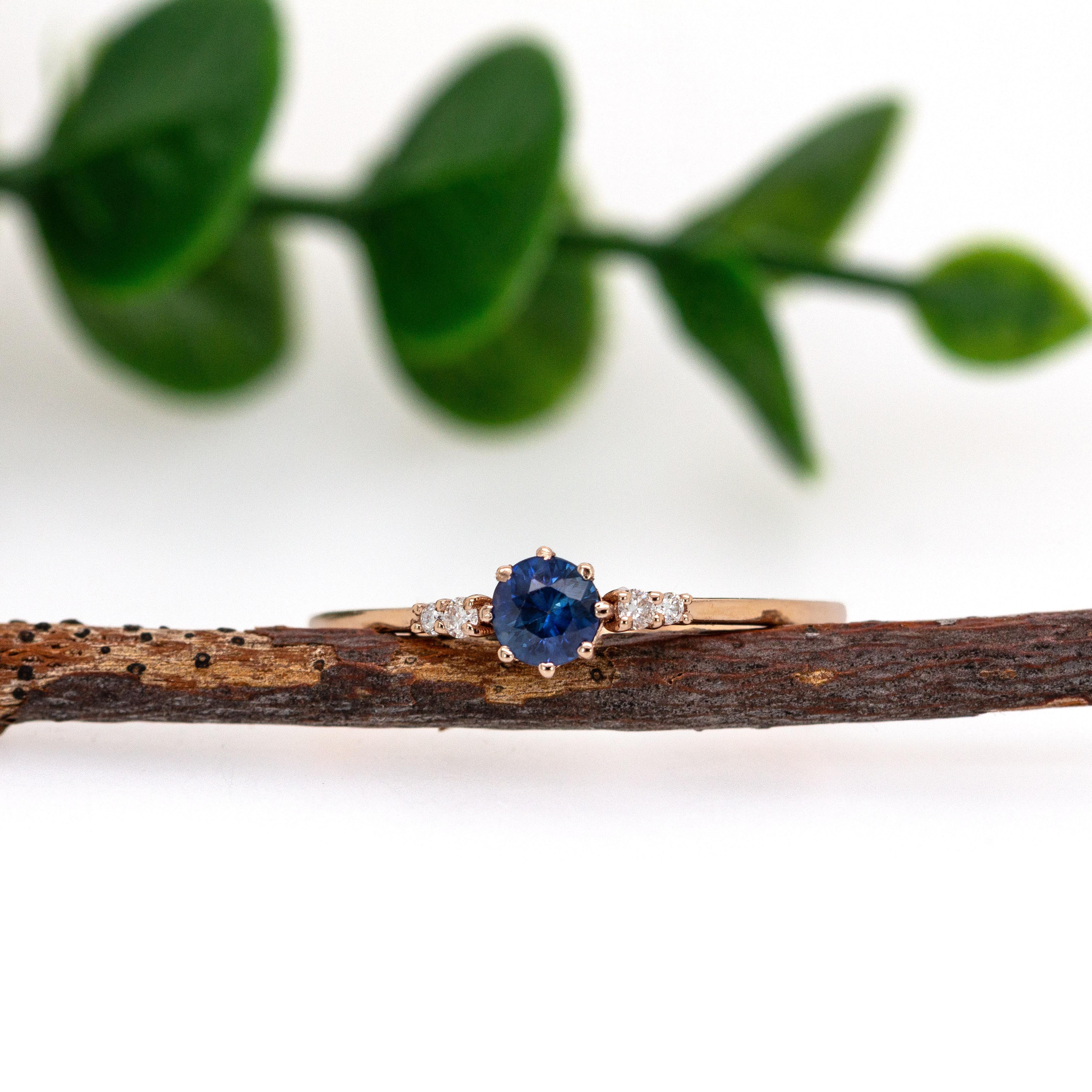 Contemporain Bague en or rose massif 14k avec saphir et accents de diamants naturels en vente