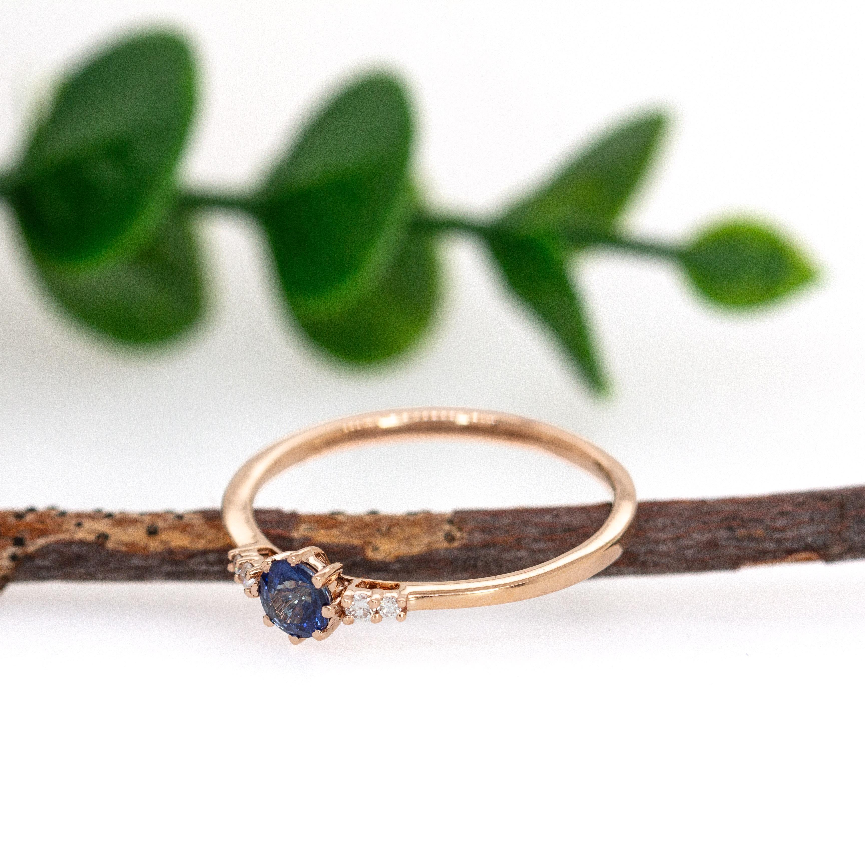 Taille ronde Bague en or rose massif 14k avec saphir et accents de diamants naturels en vente