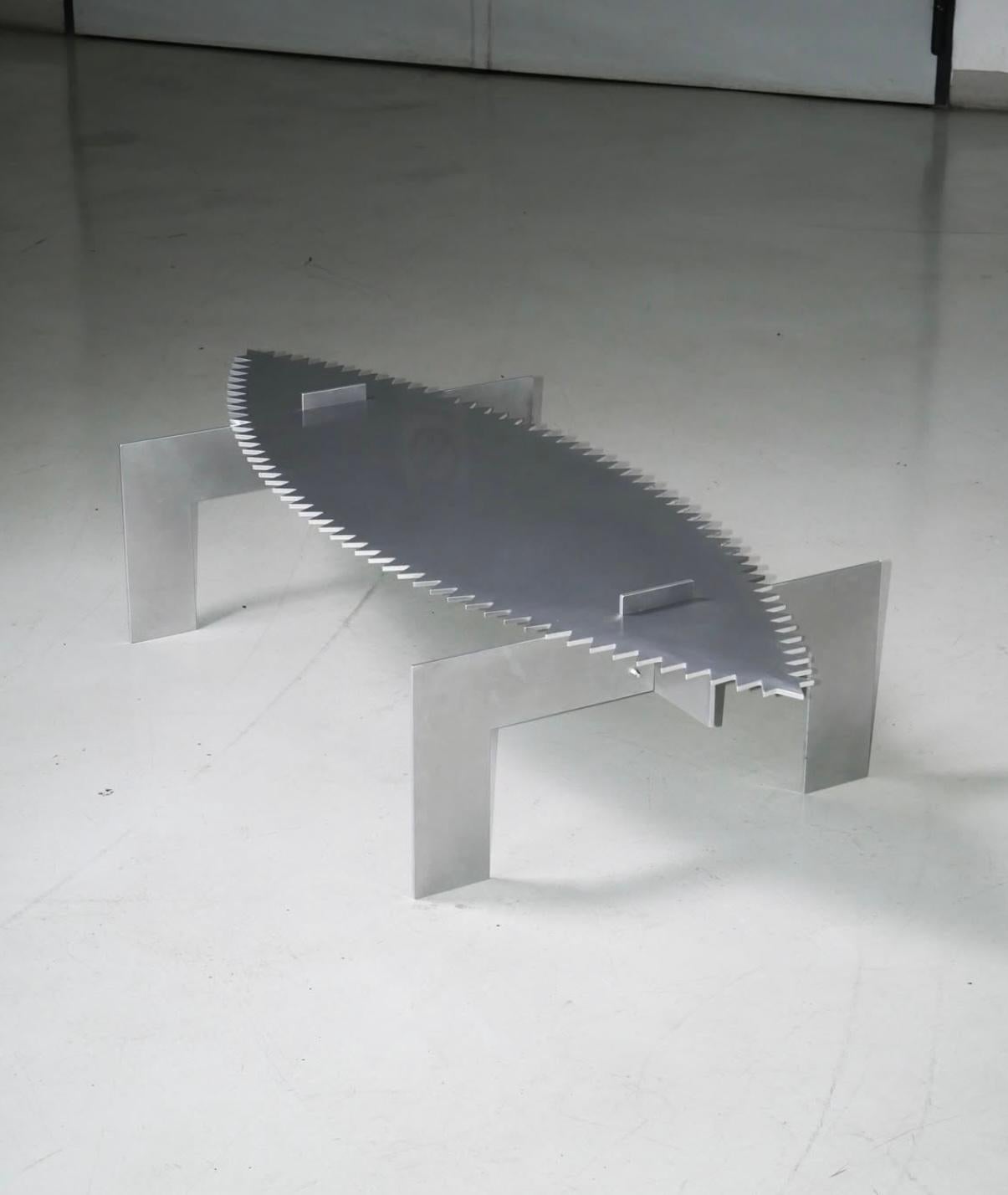 En la innovadora serie de debut de Julius Esser, el diseñador se inspira profundamente en los vastos e indómitos paisajes de la sabana africana. Traduciendo la fuerza bruta de la naturaleza en formas modernas, Esser reimagina las formas primigenias