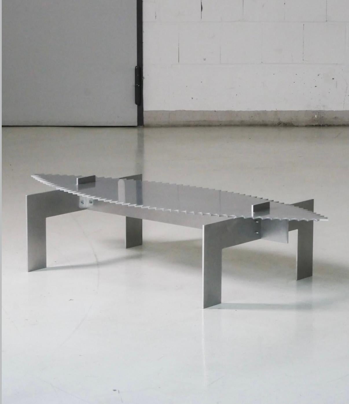 Mesa Cocodrilo de aluminio bruto de Julius Esser Posmoderno en venta