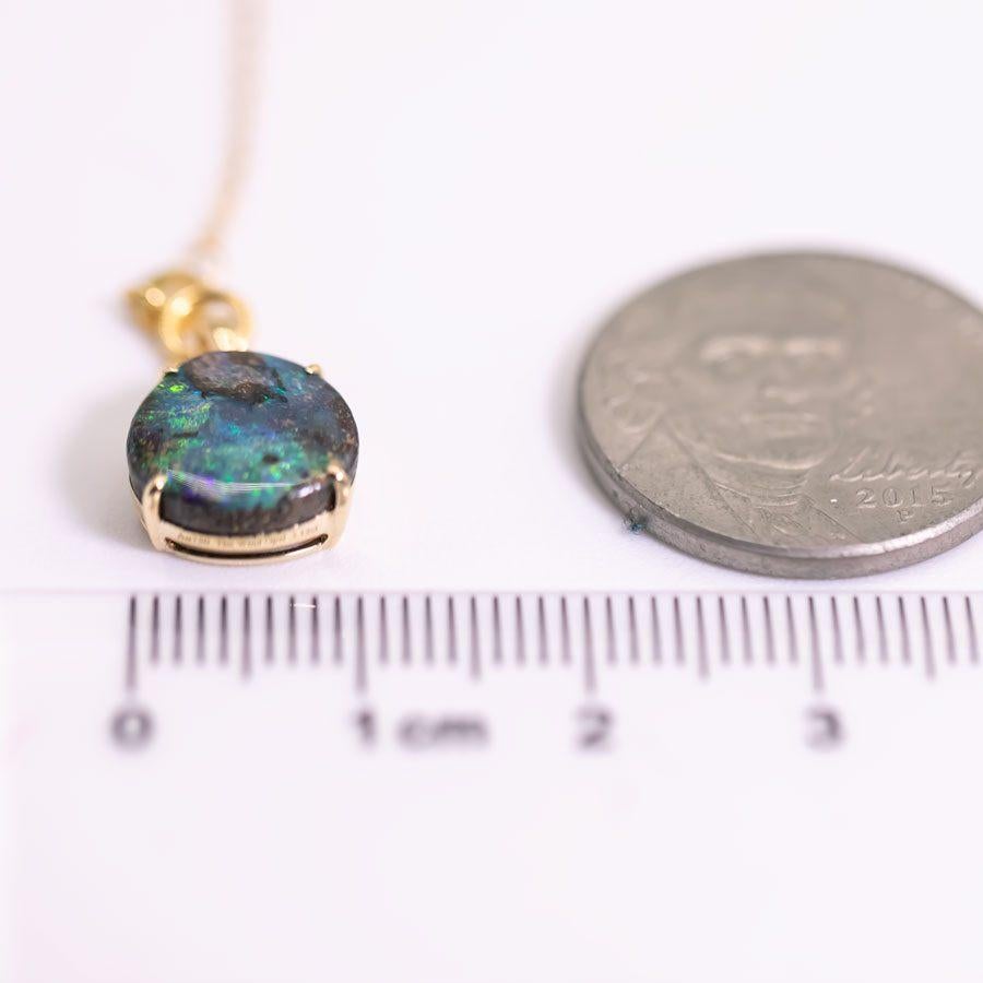 Arts and Crafts Collier en or jaune 18K avec pendentif en opale de roche australienne brute en vente
