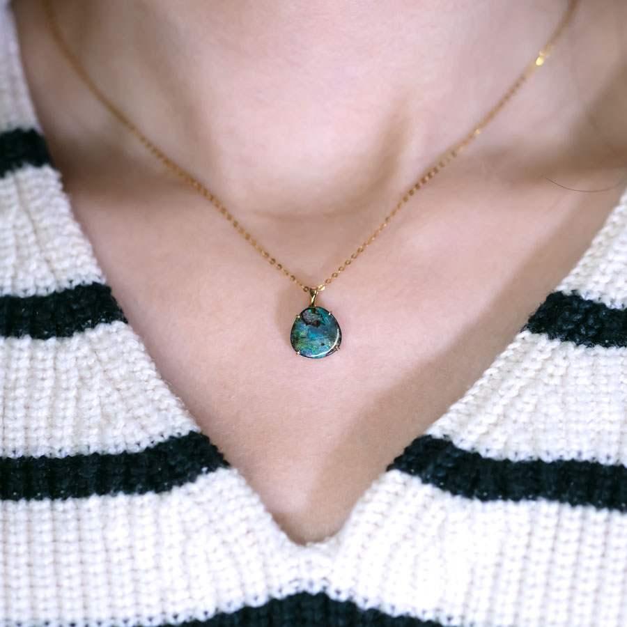 Taille brillant Collier en or jaune 18K avec pendentif en opale de roche australienne brute en vente