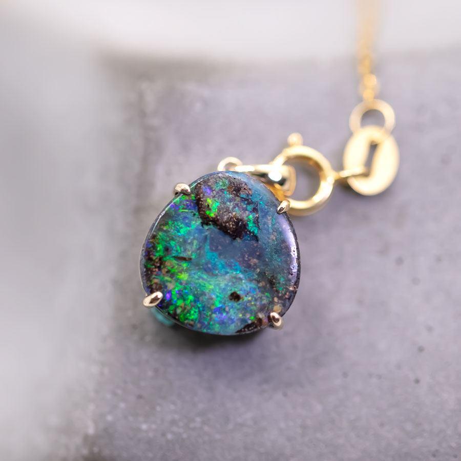 Collier en or jaune 18K avec pendentif en opale de roche australienne brute Neuf - En vente à Suwanee, GA