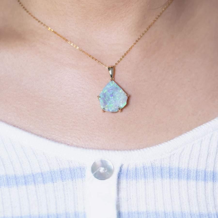 Roher australischer Opal-Anhänger Halskette 14K Gelbgold (Arts and Crafts) im Angebot
