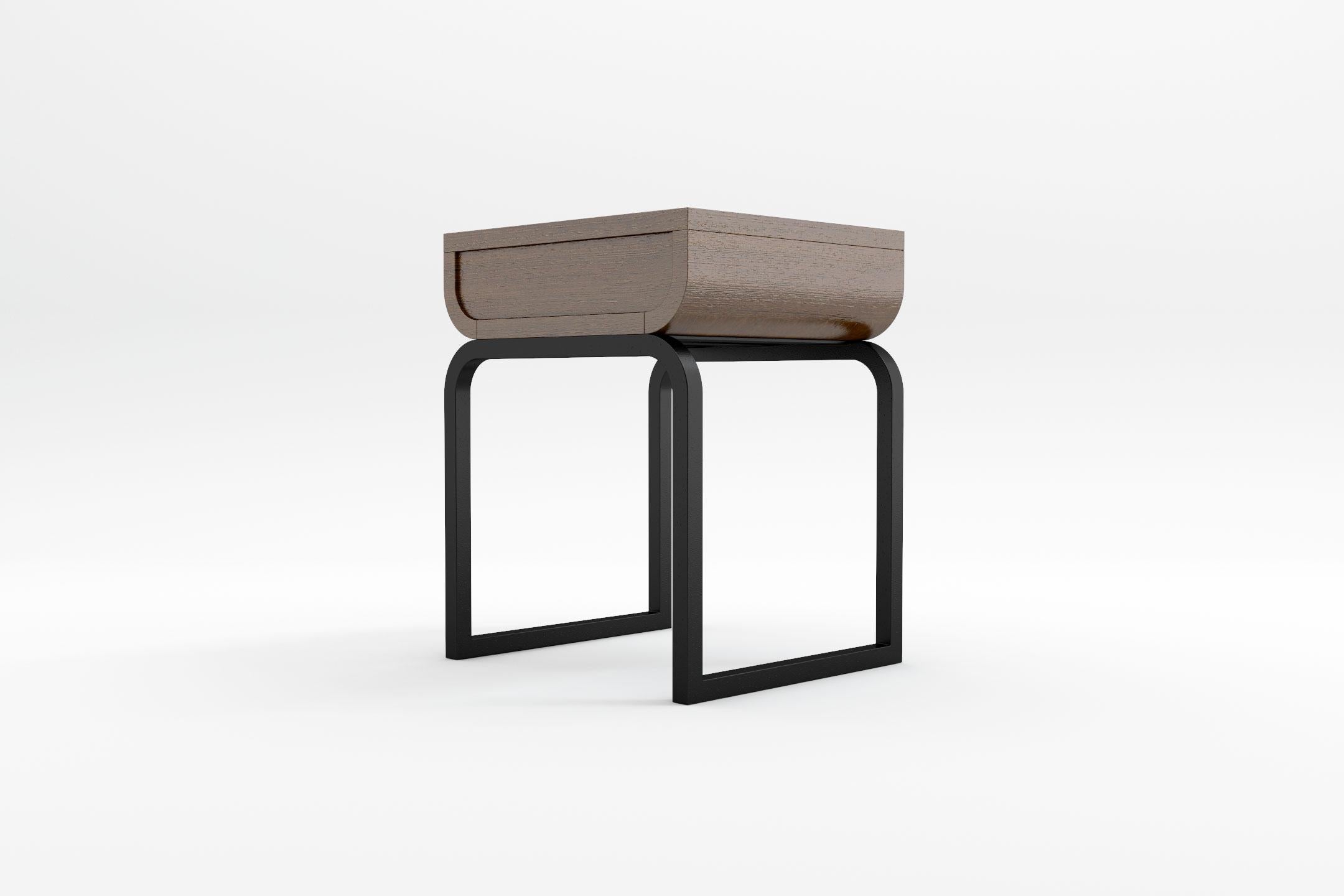 Roher Nachttisch – moderner Nachttisch aus natürlichem Wenge mit schmiedeeisernem Sockel (Moderne) im Angebot