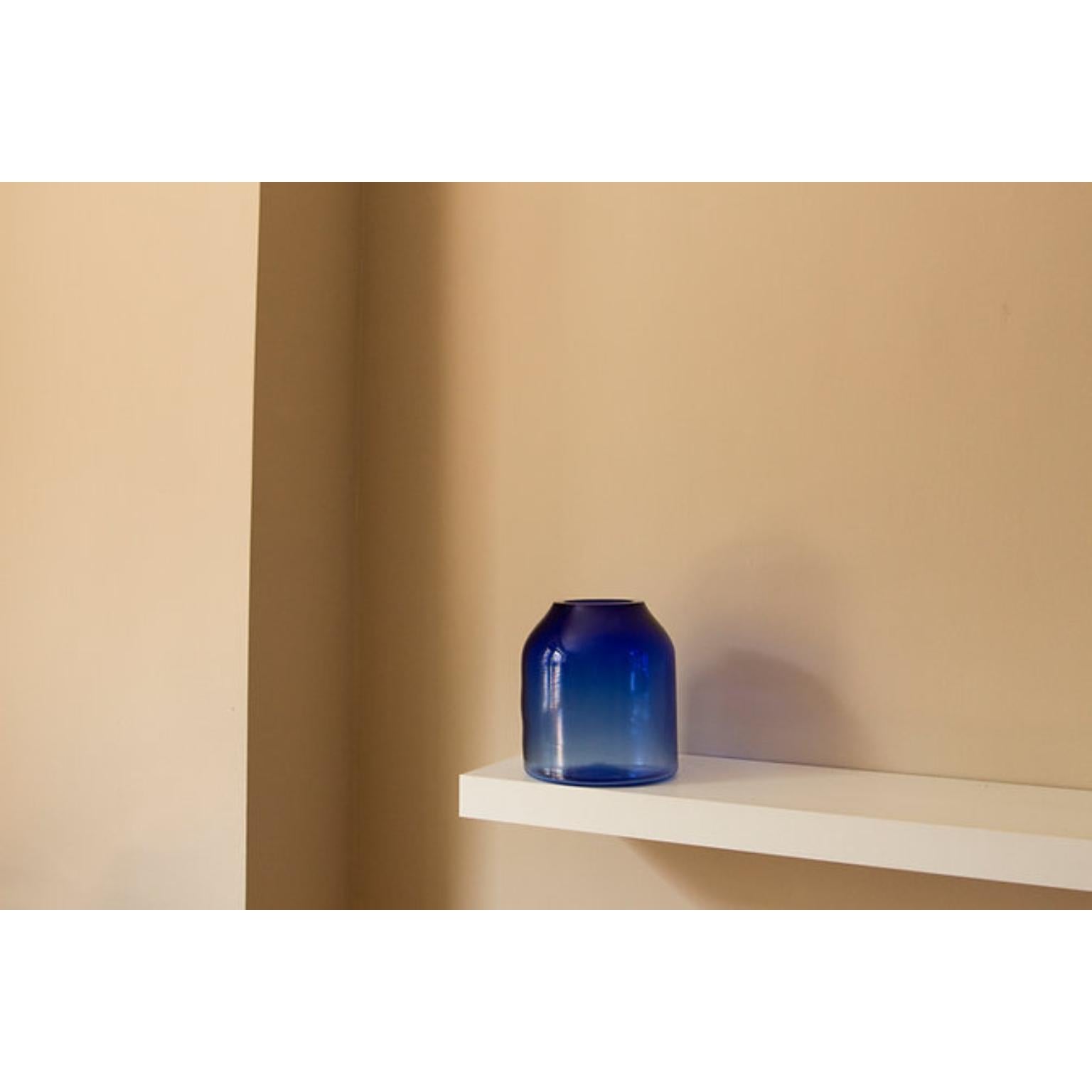 Jarrón Raw Berlin Azul S de Milena Kling
Pieza única.
Dimensiones: Ø 19 x A 20 cm. 
Materiales: Cristal soplado a boca.

Cada jarrón RAW es único y está firmado personalmente por Milena Kling.
Puedes elegir entre nuestra selección de 16 colores
