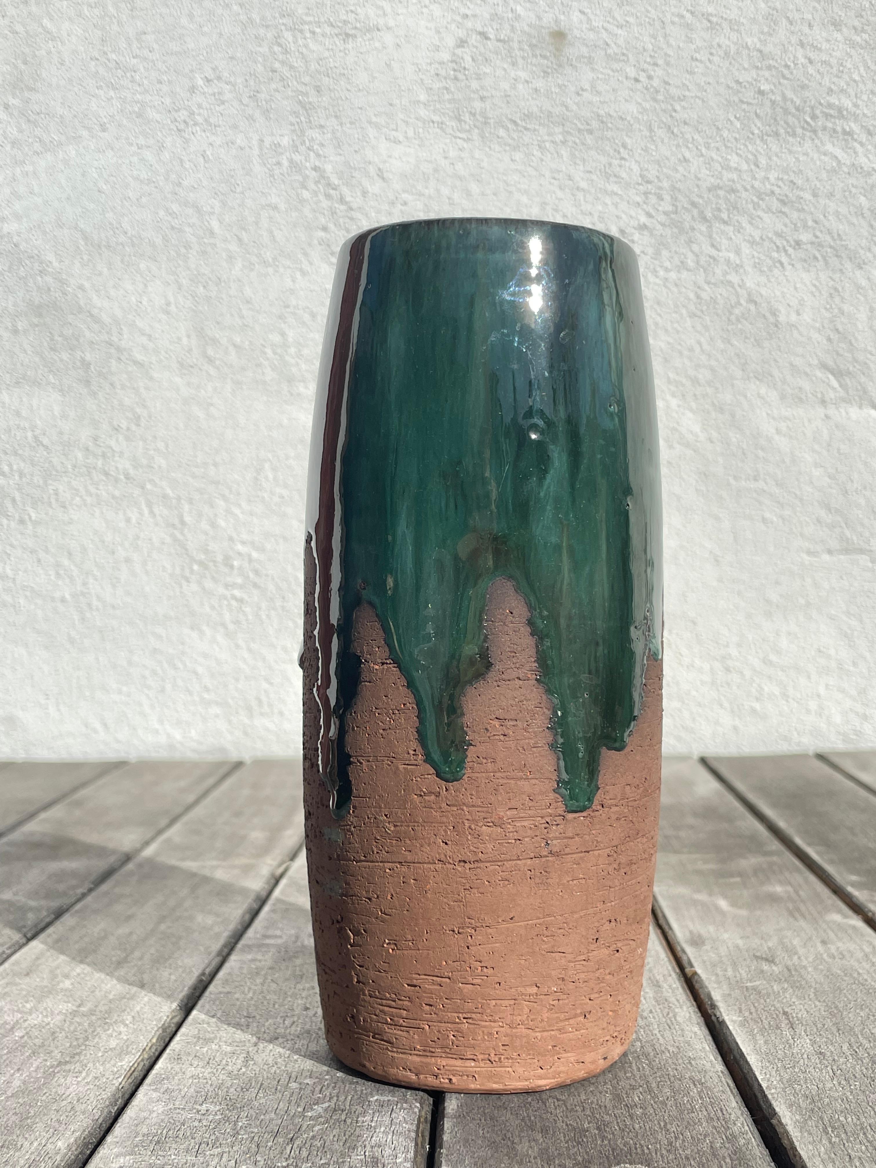 Rustikale Chamotte Grüne laufende glasierte Vase, 1960er Jahre (Dänisch) im Angebot