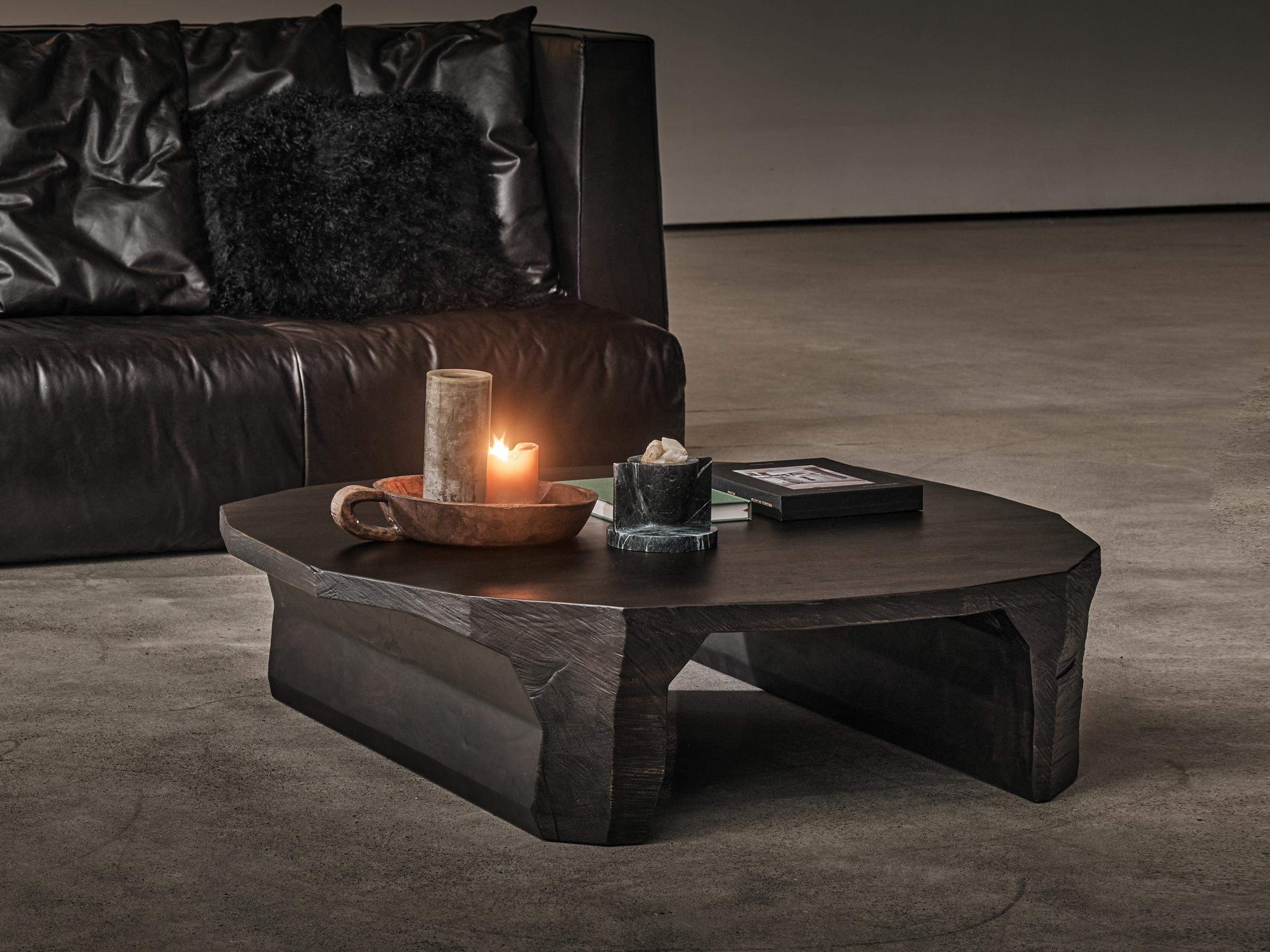 Table basse brute DAaZ
Dimensions : D 151 x L 154 x H 35 cm.
MATERIAL : Bois d'albizzia.


DAaZ Furniture honore l'esprit d'aventure. Nous acceptons de sortir de l'ordinaire et nous nous délectons de la magie qui se dégage de l'inattendu. Notre