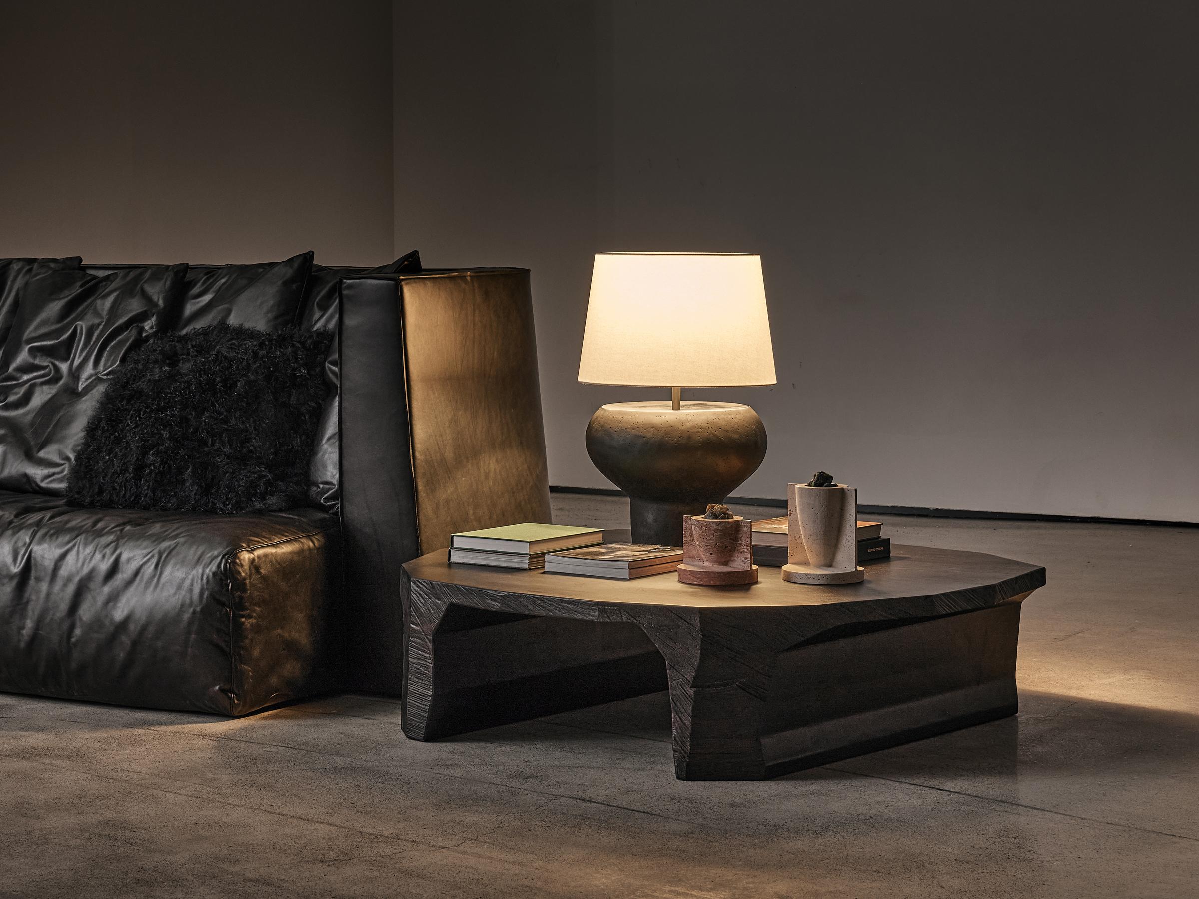 Postmoderne Table basse brute DAaZ en vente