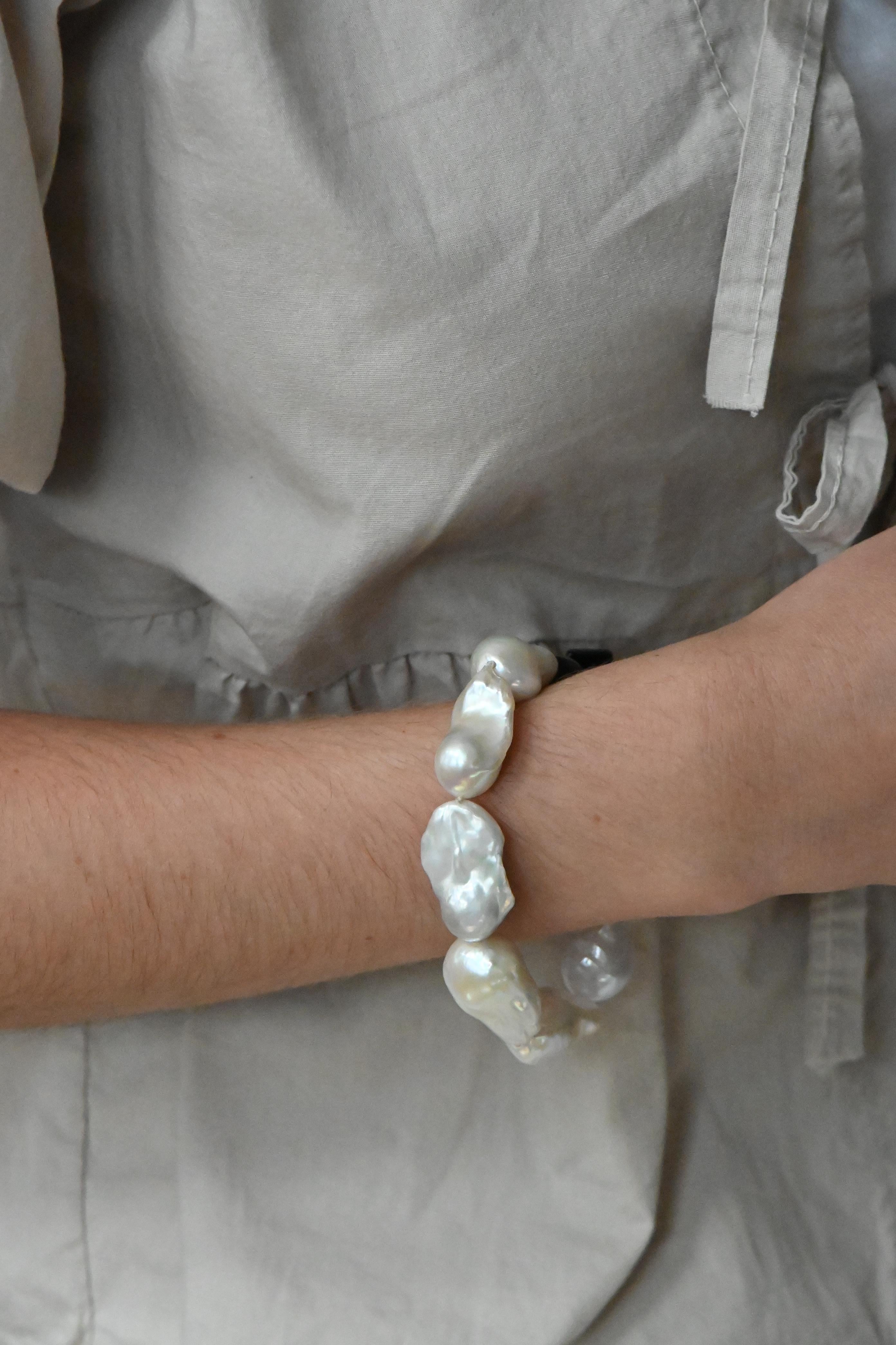 Questo bracciale di perle naturali coltivate è un pezzo di eleganza. Composto da 7 perle coltivate non tagliate, ha un fascino autentico e naturale. Le perle sono montate su un doppio filo che garantisce la durata e la flessibilità del