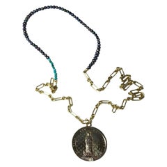 J Dauphin, collier long pendentif avec médaille en diamants et perles noires et turquoise