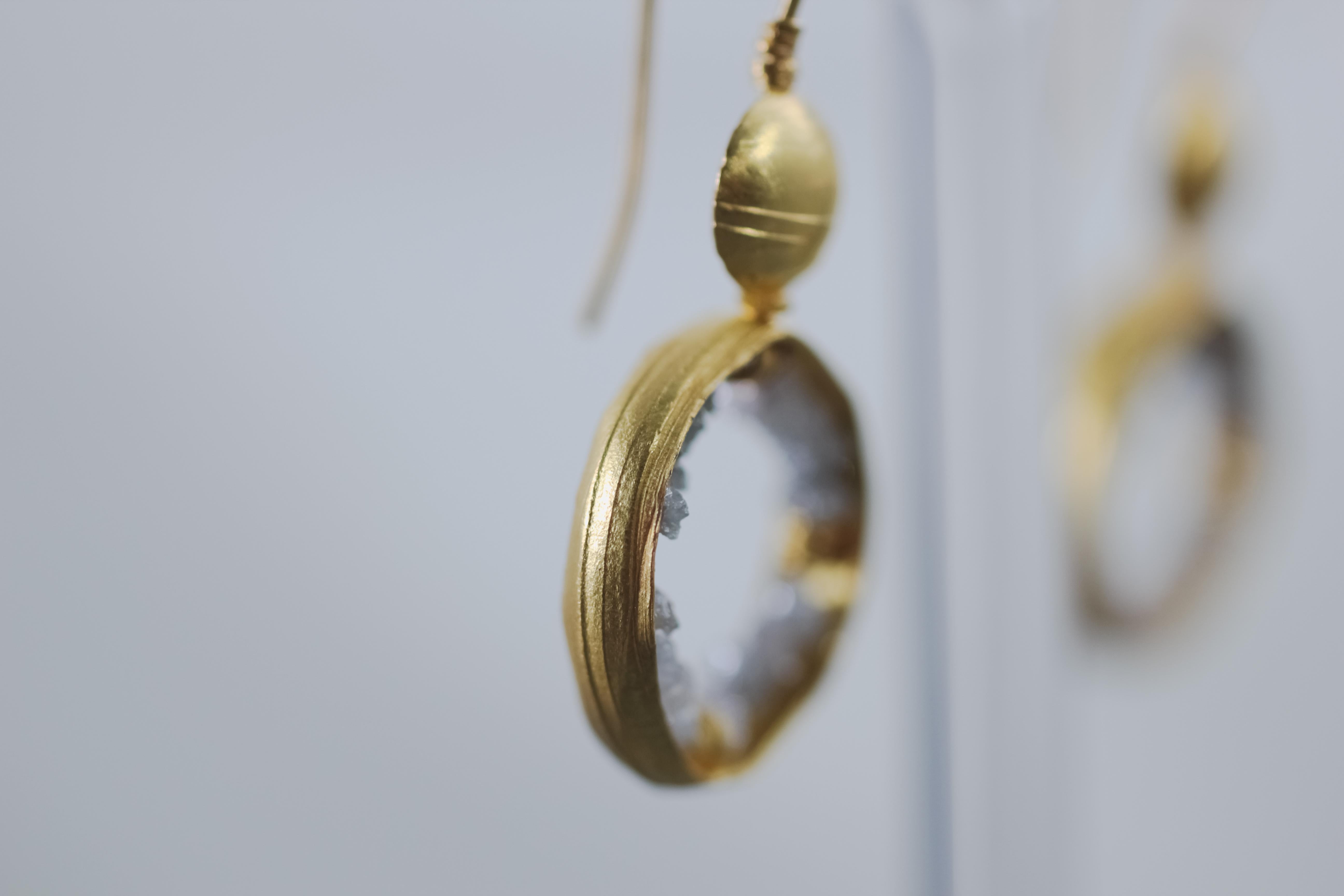 Contemporain Créoles pendantes de mariage cadeau de Noël en or brut 22-21 carats avec diamants bruts en vente