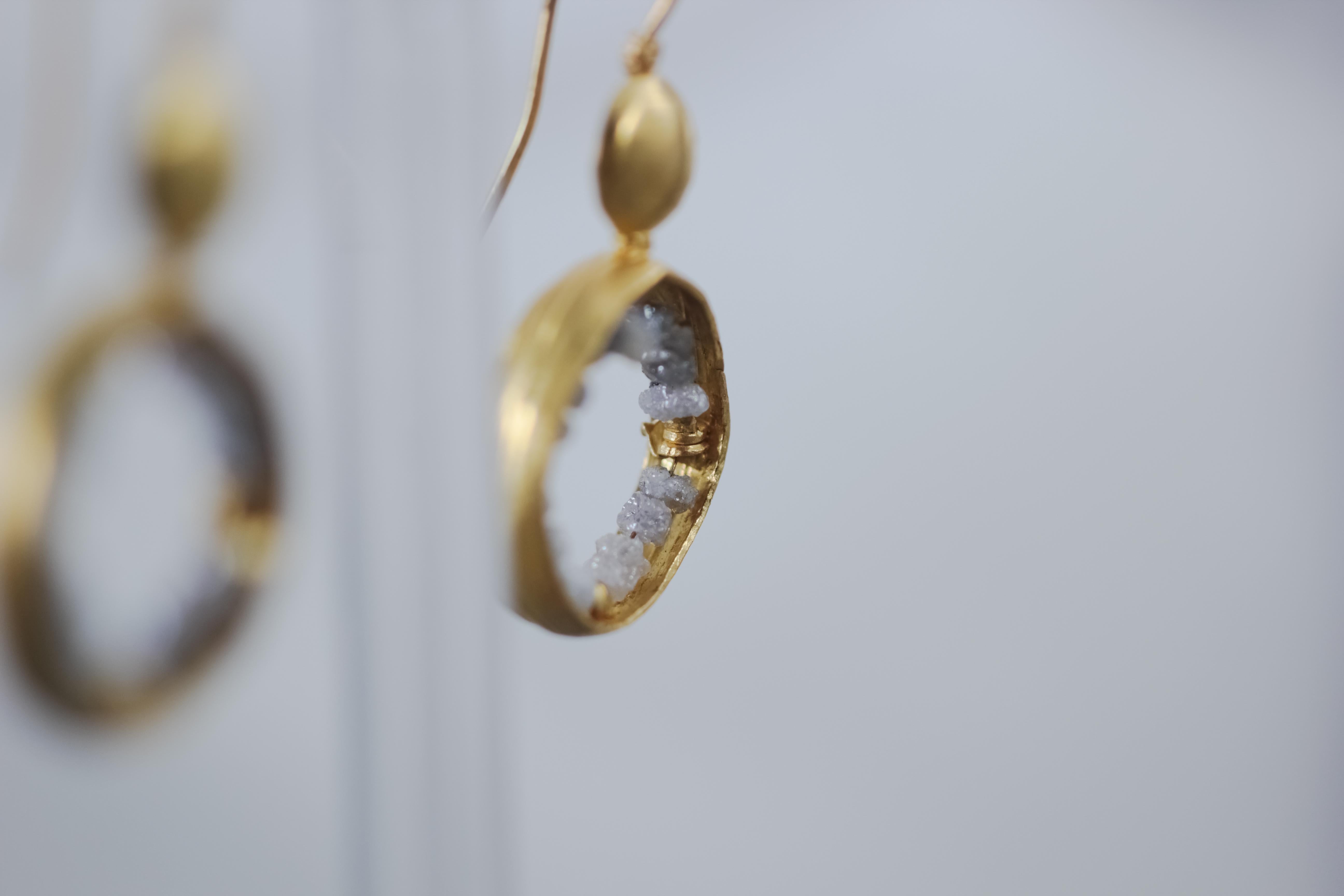 Taille grossière Créoles pendantes de mariage cadeau de Noël en or brut 22-21 carats avec diamants bruts en vente