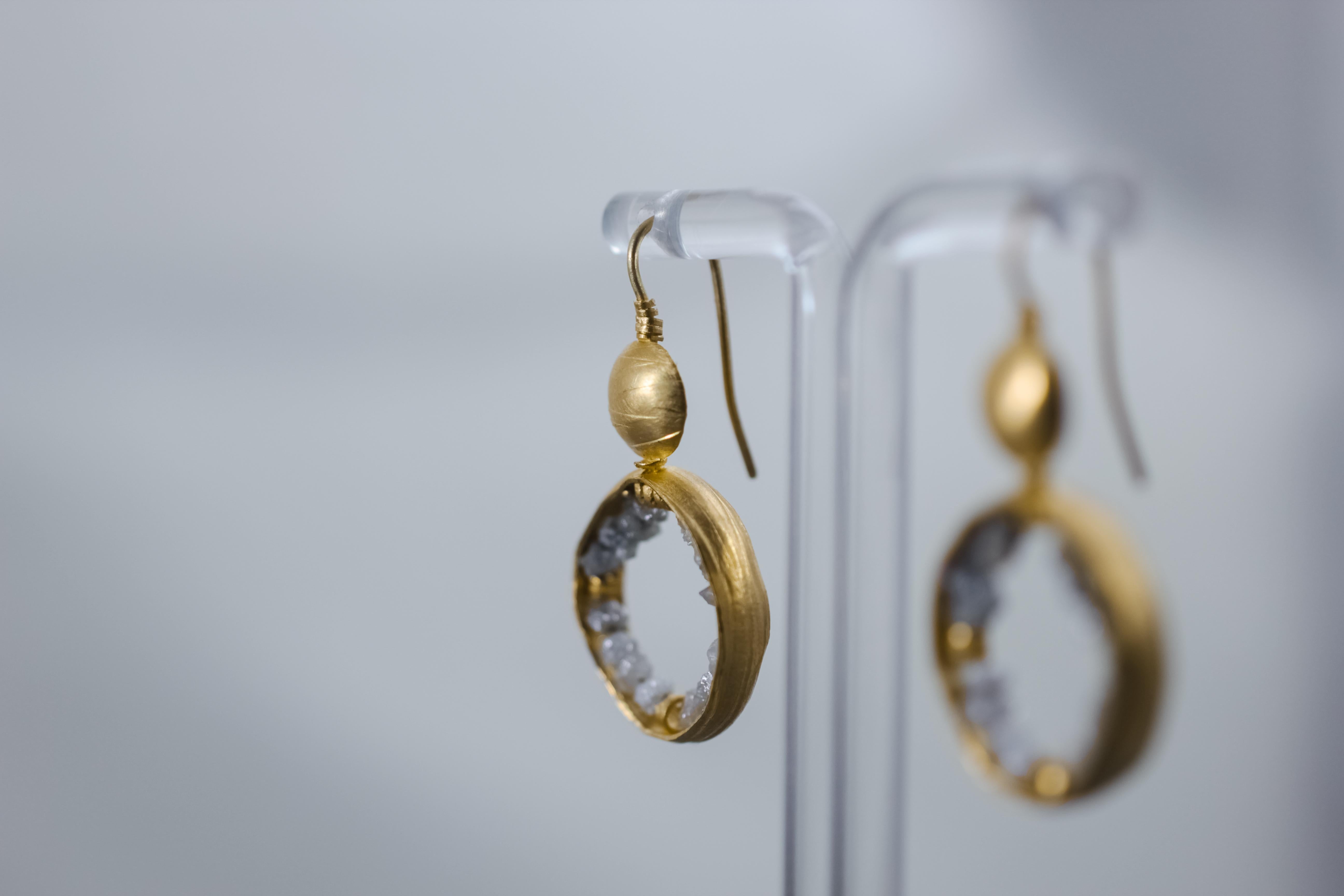 Raw Diamonds 22-21 Karat Gold Drop Hoop Earrings Bridal Christmas Gift In New Condition For Sale In New York, NY