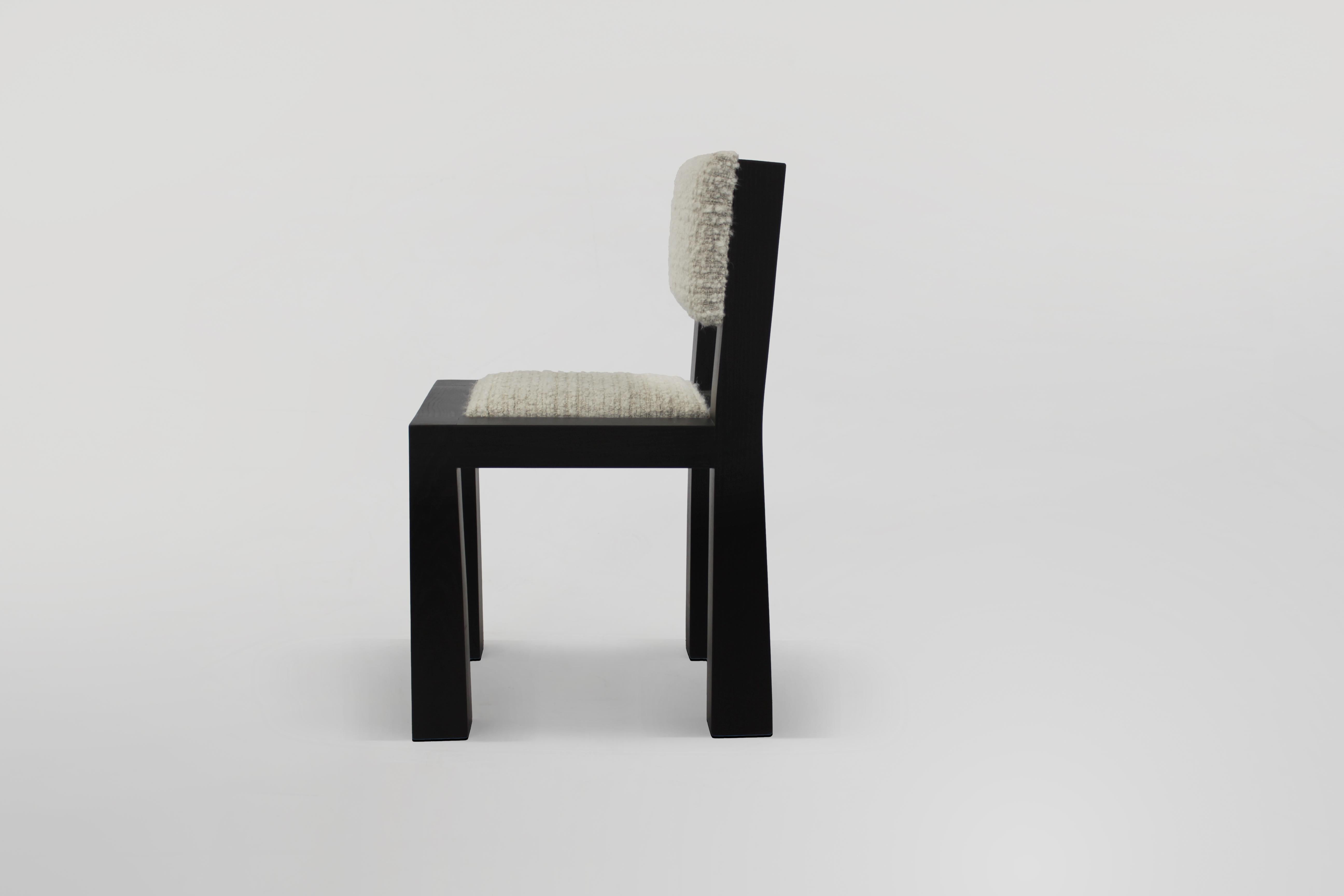 PRODUKTMERKMALE
Struktur aus massivem Eichenholz. Gepolstert
in Boucle White Stoff
PRODUKTOPTIONEN
UPHOLSTERY:
Erhältlich in allen COLLECTOR-Ledern
und Stoffe.
Erhältlich in dem vom Kunden gewünschten Material.
HOLZOBERFLÄCHEN:
Erhältlich in allen