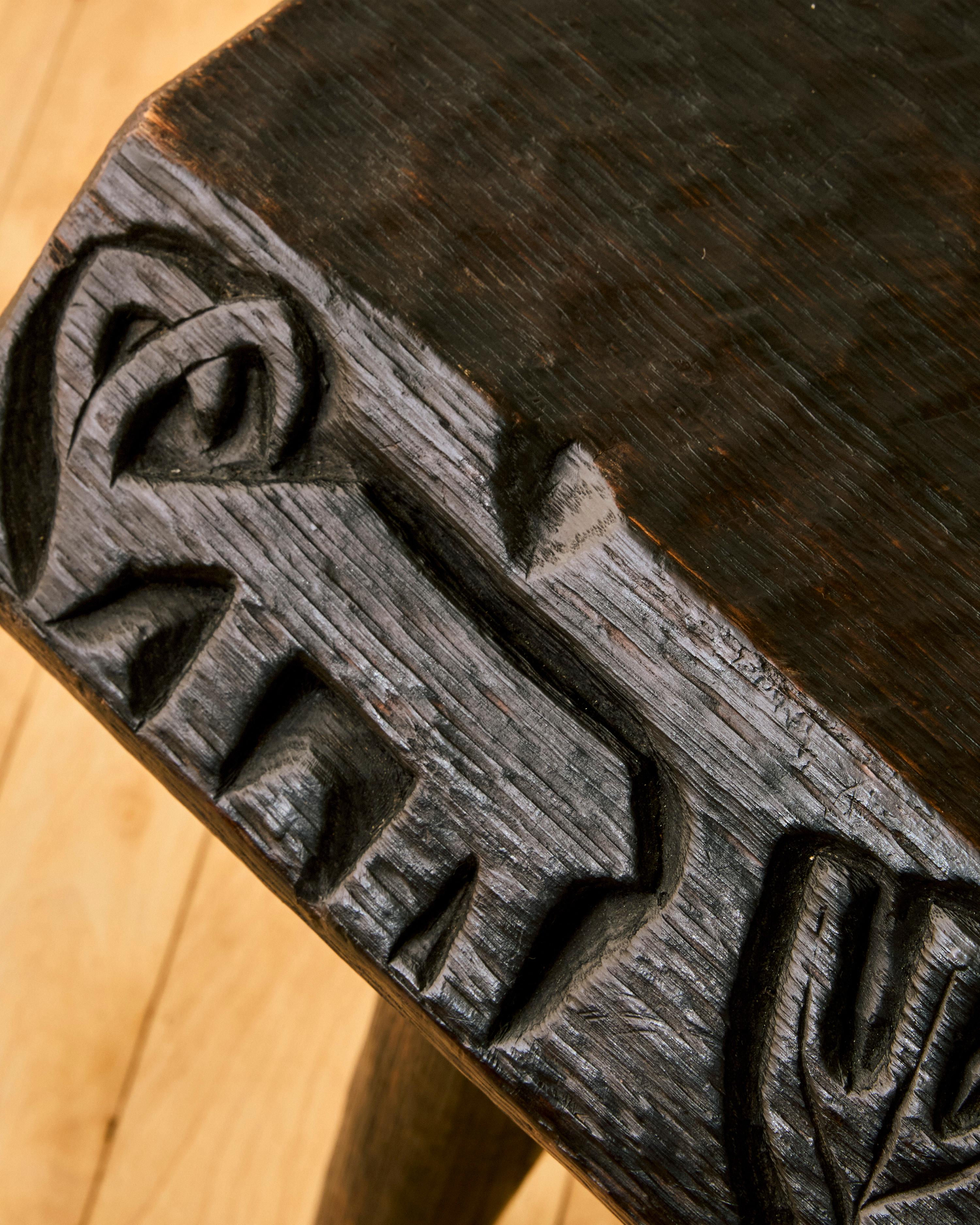 Raw Edges Tabouret en bois foncé Par Willy Trojan Bon état - En vente à Long Island City, NY