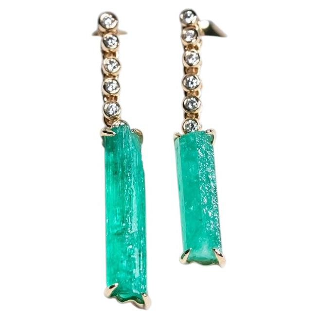 Ohrringe mit rohen Smaragden und Diamanten in 14-karätigem Gelbgold im Angebot