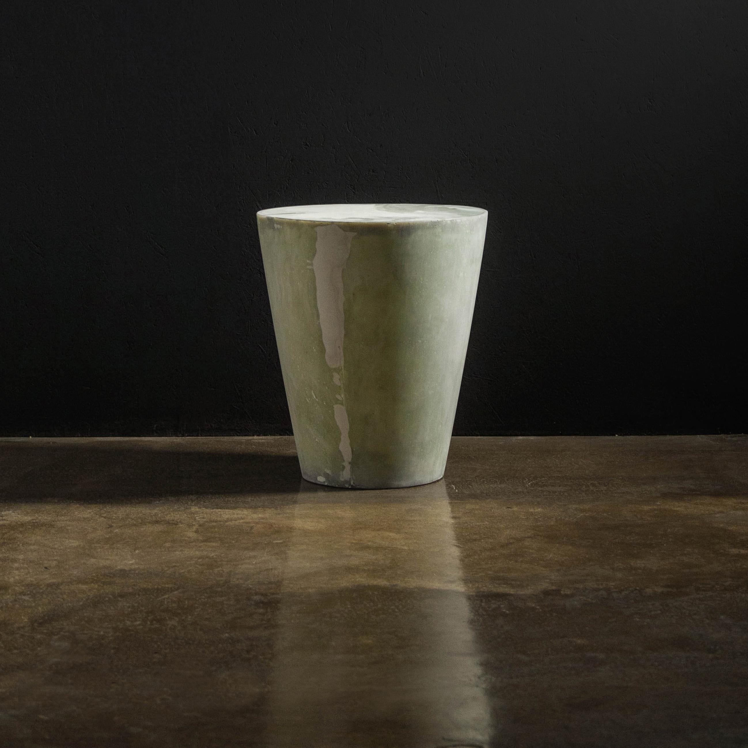 Table d'appoint conique moderne en fibre de verre de Costantini, Tromonto Crudo Neuf - En vente à New York, NY