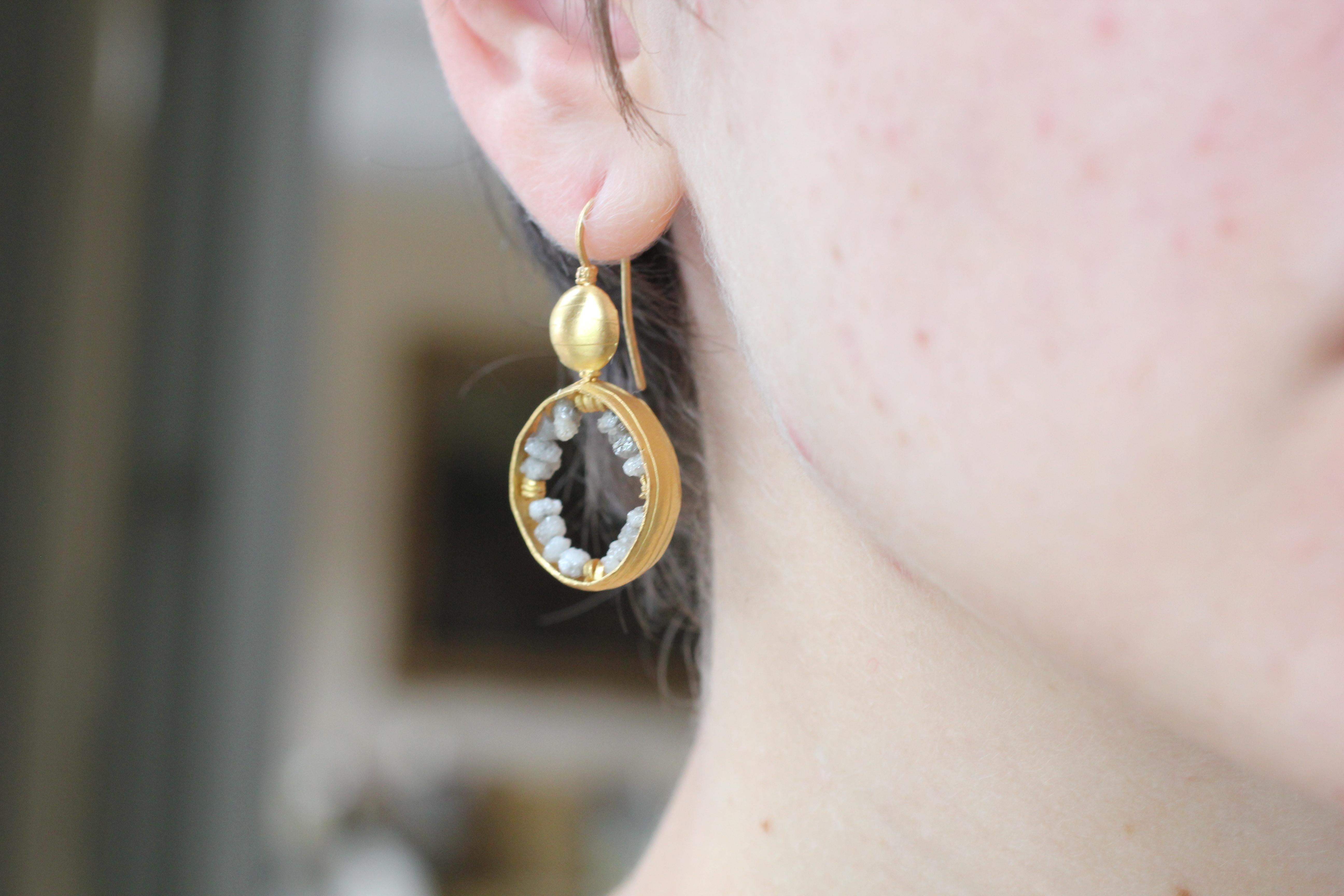 Boucles d'oreilles pendantes de mariage cadeau de Noël en or 22-21 carats avec diamants gris brut en vente 3