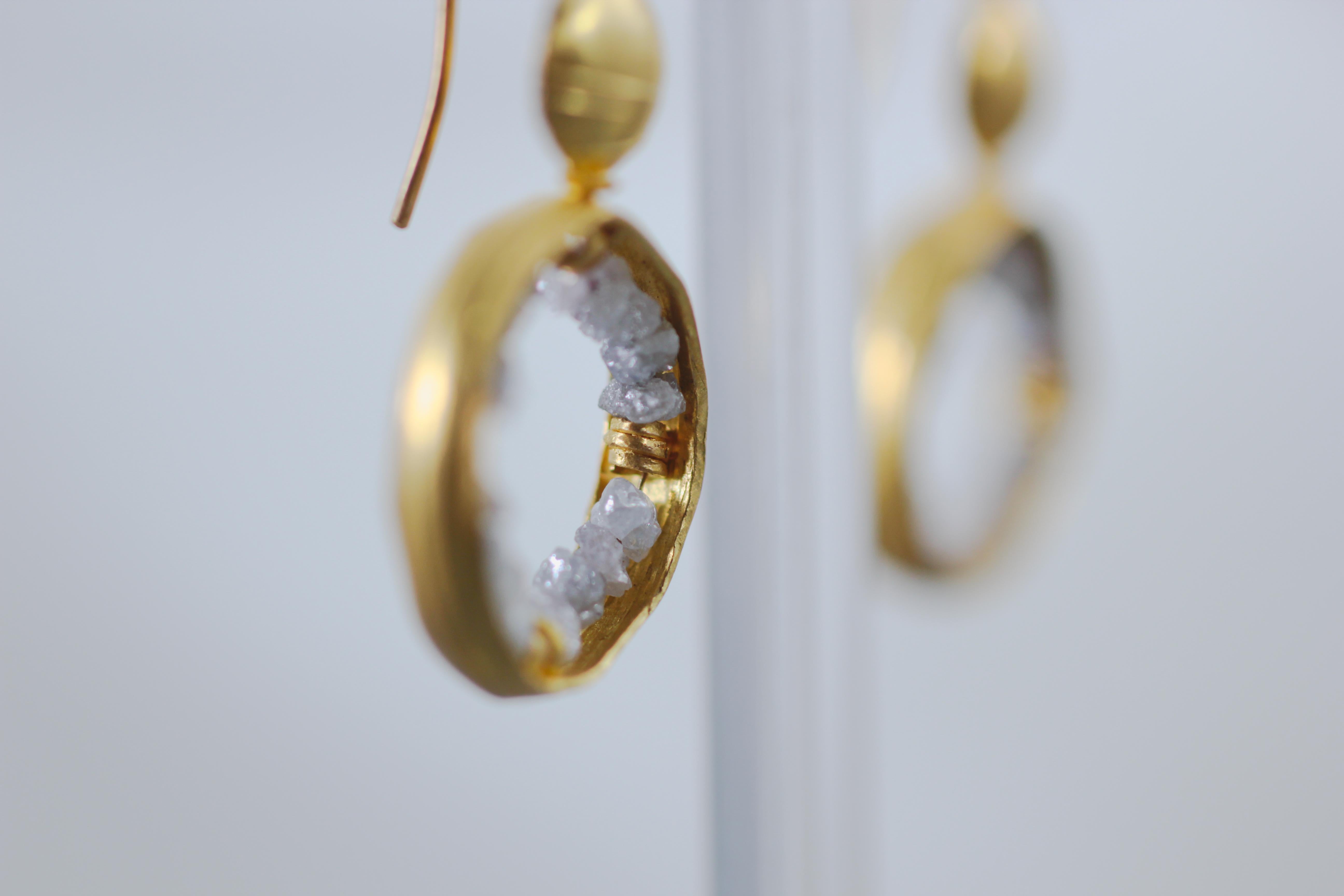 Ohne Titel II Ohrringe. Lustige, diamantene Ohrringe aus 21 Karat massivem Gold mit grauen Rohdiamanten. Ideal als Braut-, Verlobungs- oder Weihnachtsgeschenk.  Eine moderne Variante der klassischen Kombination aus Gold und Diamanten. Die