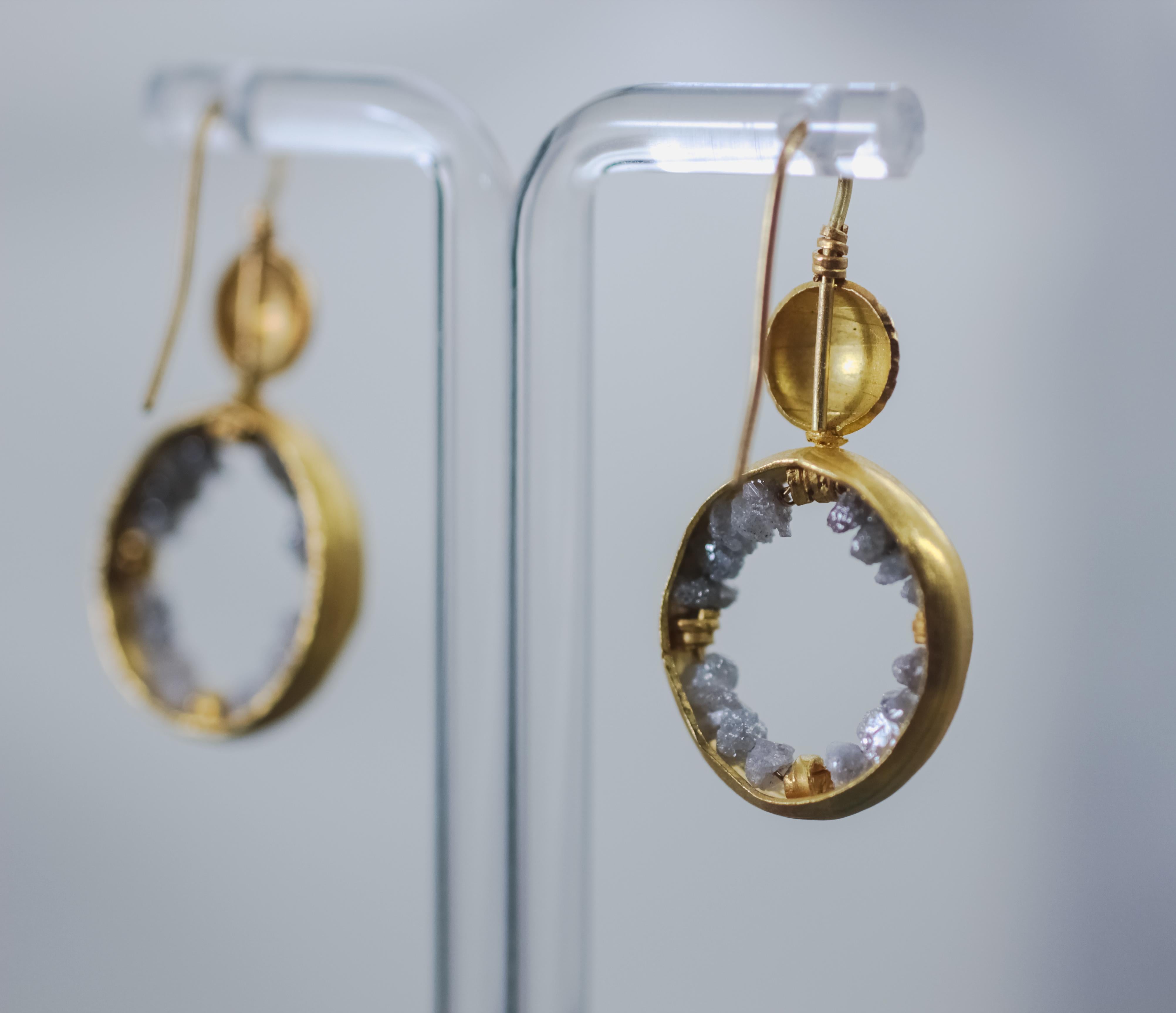 Boucles d'oreilles pendantes en or 22K-21K avec diamants gris bruts  Neuf - En vente à New York, NY
