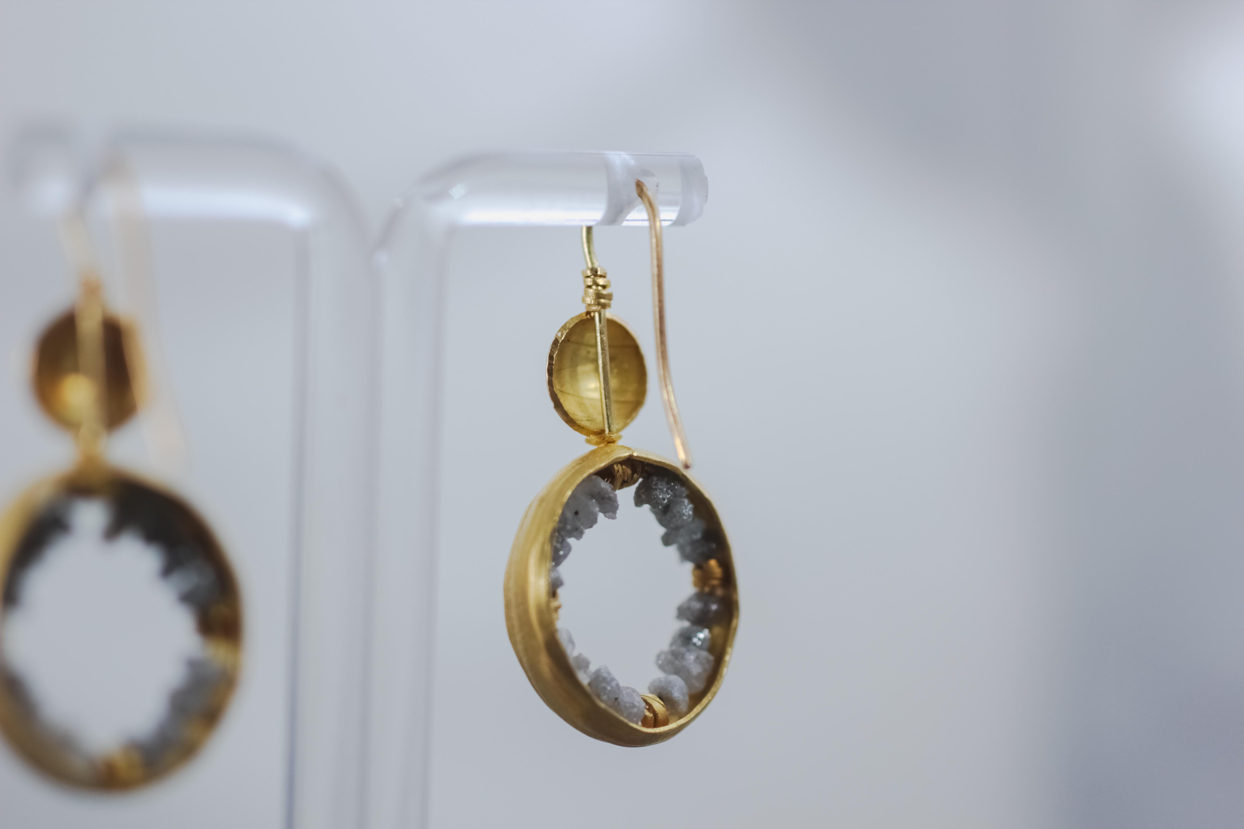 Boucles d'oreilles pendantes en or 22K-21K avec diamants gris bruts  Pour femmes en vente