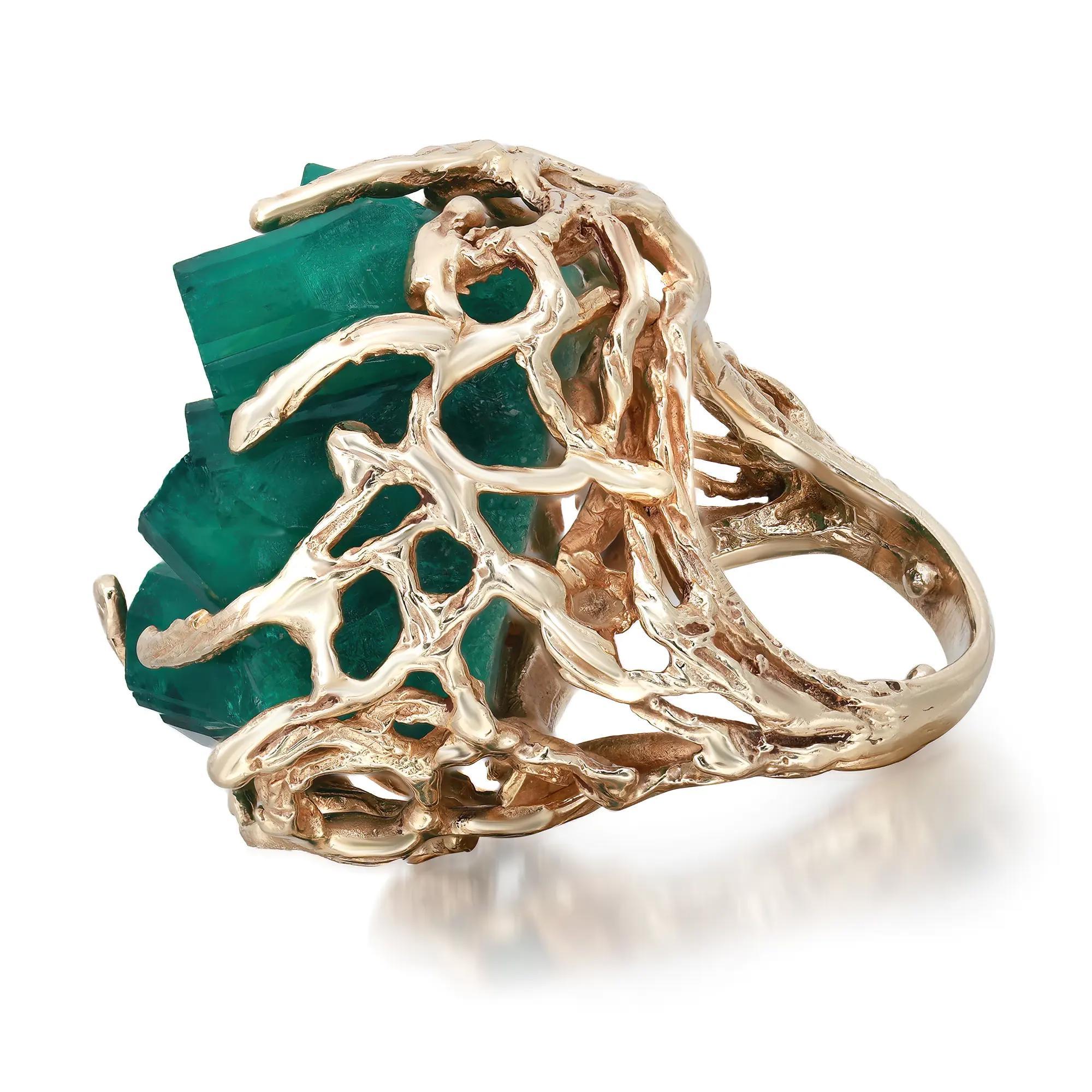 Bague de cocktail en émeraude verte brute, audacieuse et massive. Fabriqué en or jaune lustré 14k. Unique en son genre, cette pièce d'apparat contemporaine est le complément idéal de votre collection de bijoux. Taille de la bague : 4. Poids total :