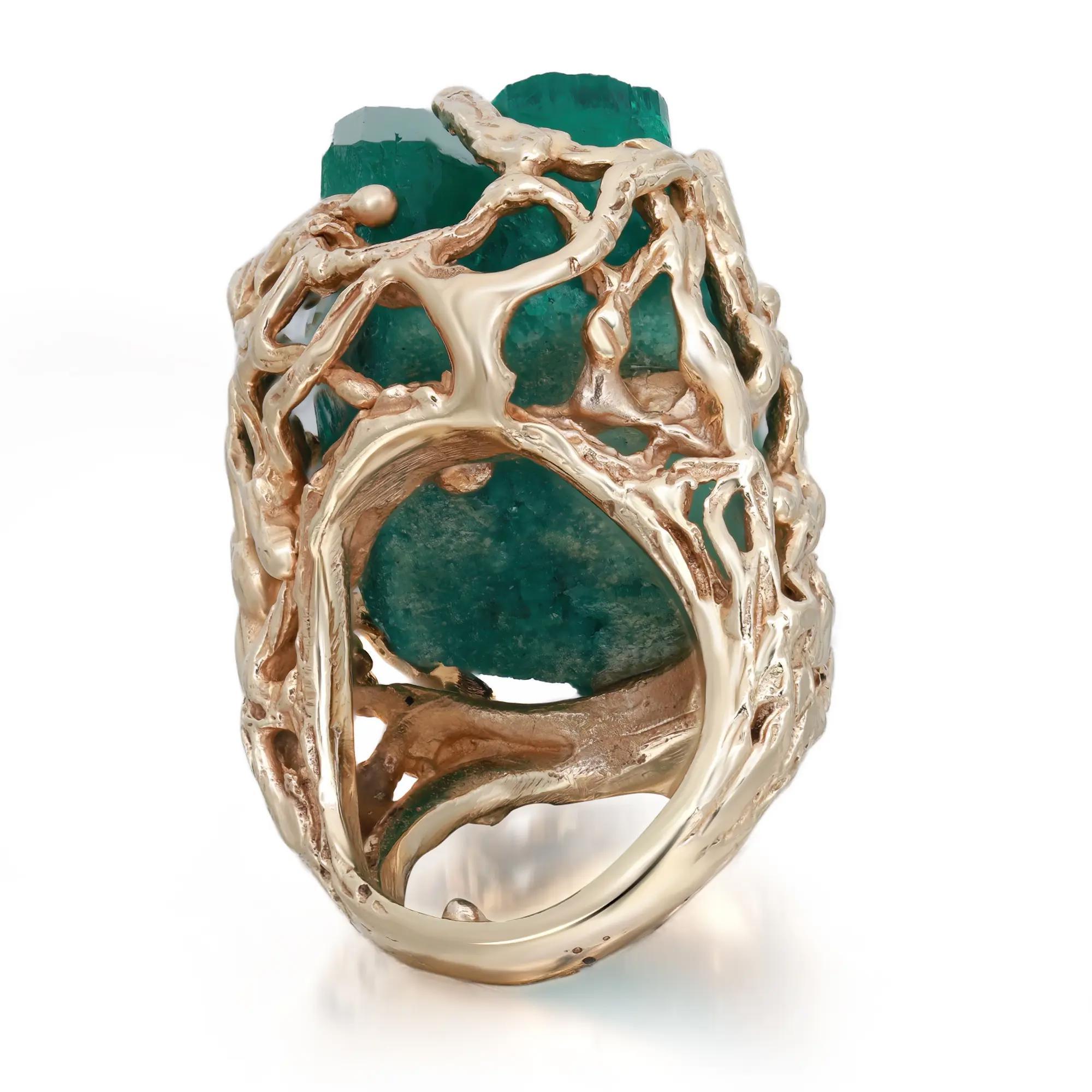 Moderne Bague cocktail audacieuse en or jaune 14 carats avec émeraude verte brute, taille 4 en vente