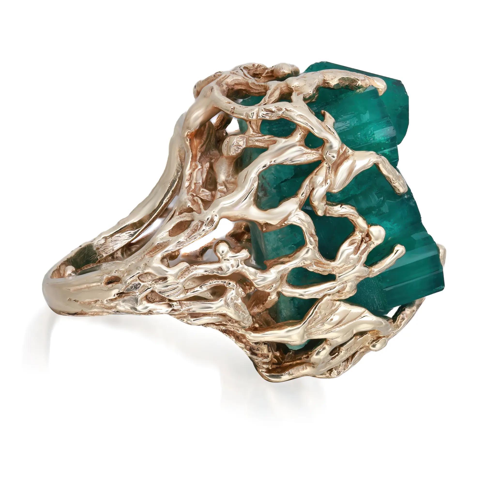 Non taillé Bague cocktail audacieuse en or jaune 14 carats avec émeraude verte brute, taille 4 en vente